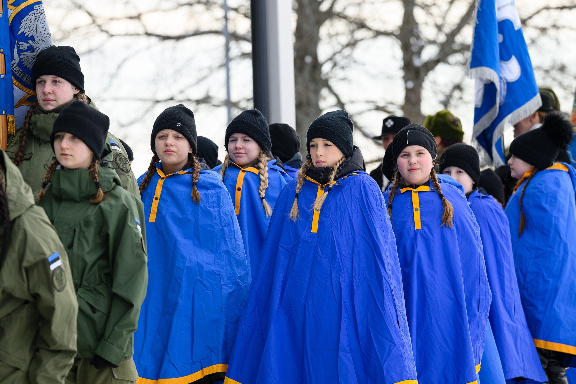 GALERII | Kiili gümnaasiumi noored tõid oma paraadiga sära külma talvepäeva ja tähistasid Eesti vabariigi sünnipäeva uhkusega!