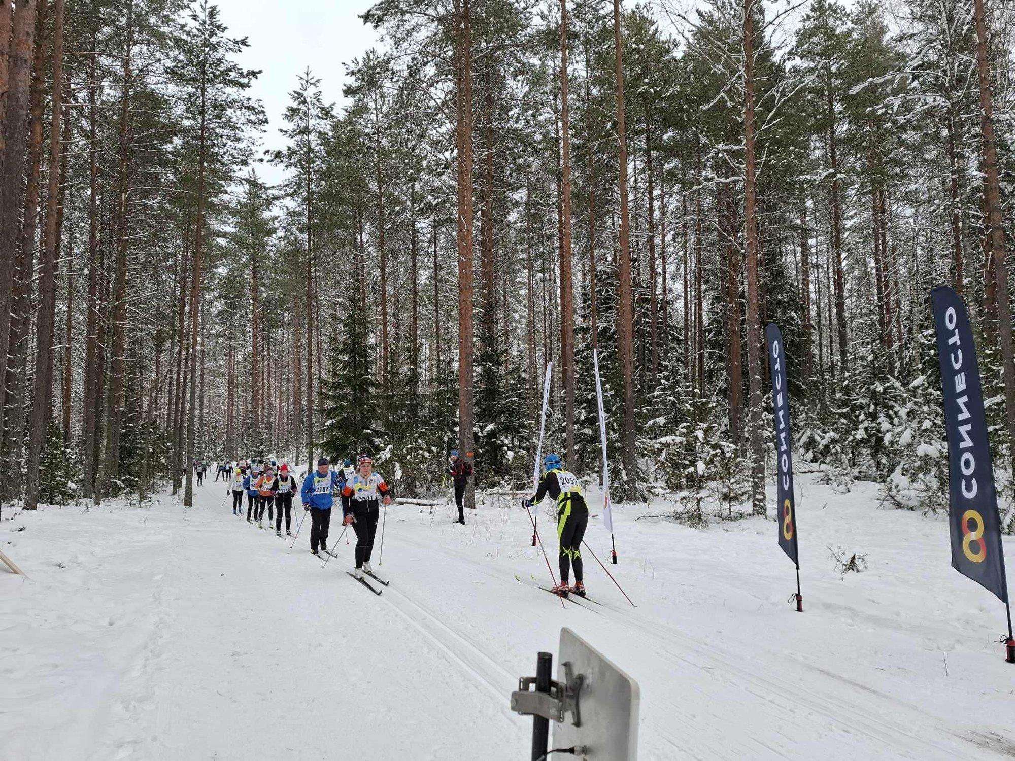 Kahesuunaline liiklus. Korraldajate apsu tõttu läbisid paljud sportlased Alutaguse maratoni valet pidi