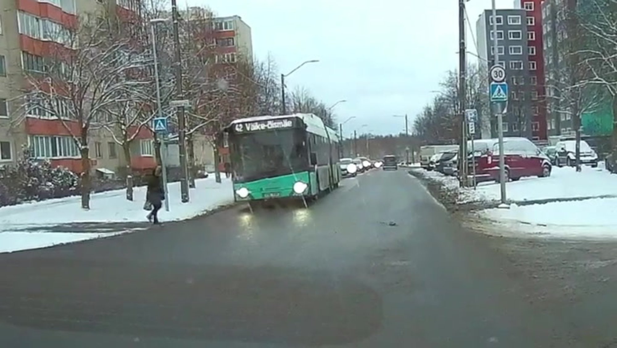 VIDEO | Õnnesärgis sündinud! Jalakäija pääses Tallinnas napilt bussi alla jäämisest