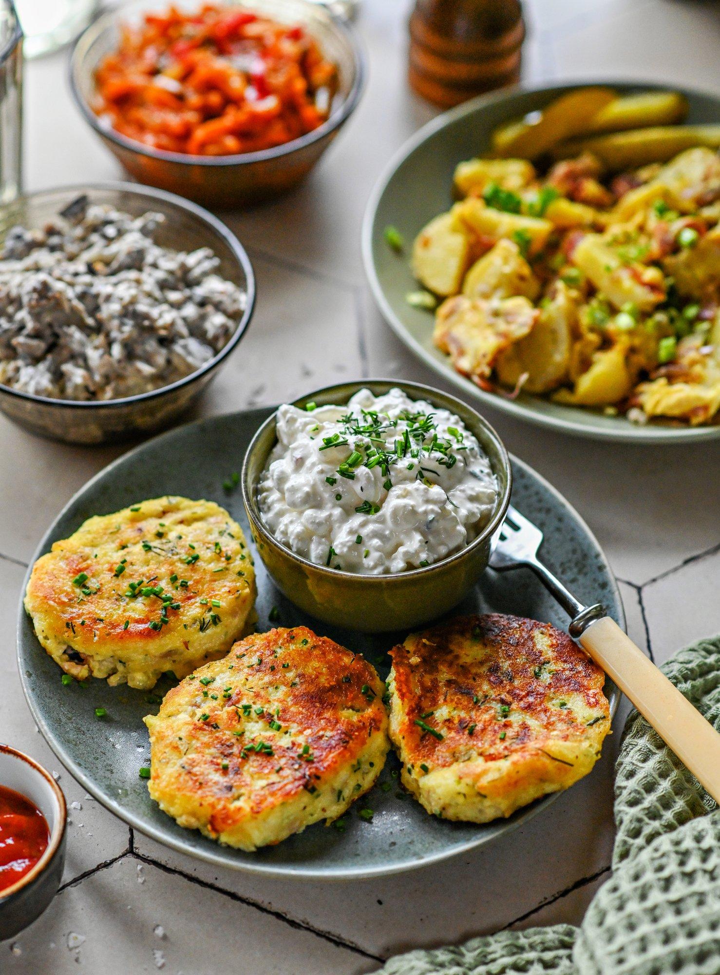 Külmikus on eilseid keedukartuleid? Tee neist täna maitsvad kartulikotletid juustu ja murulauguga ning kõrvale valmista kerge kodujuustukaste