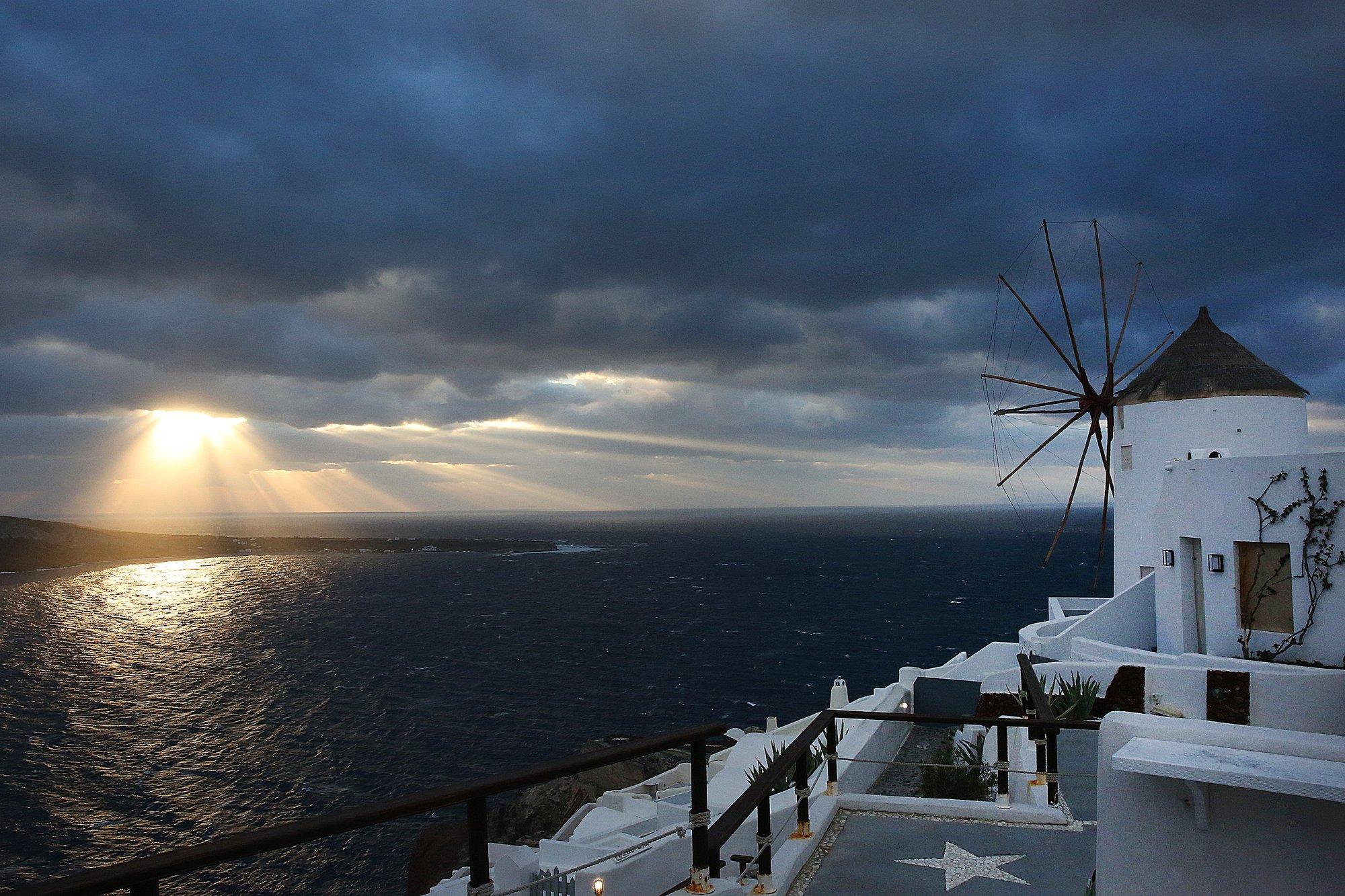 Kreeka Santorini saart raputavad iga paari minuti järel maavärinad, tuhanded on evakueerunud
