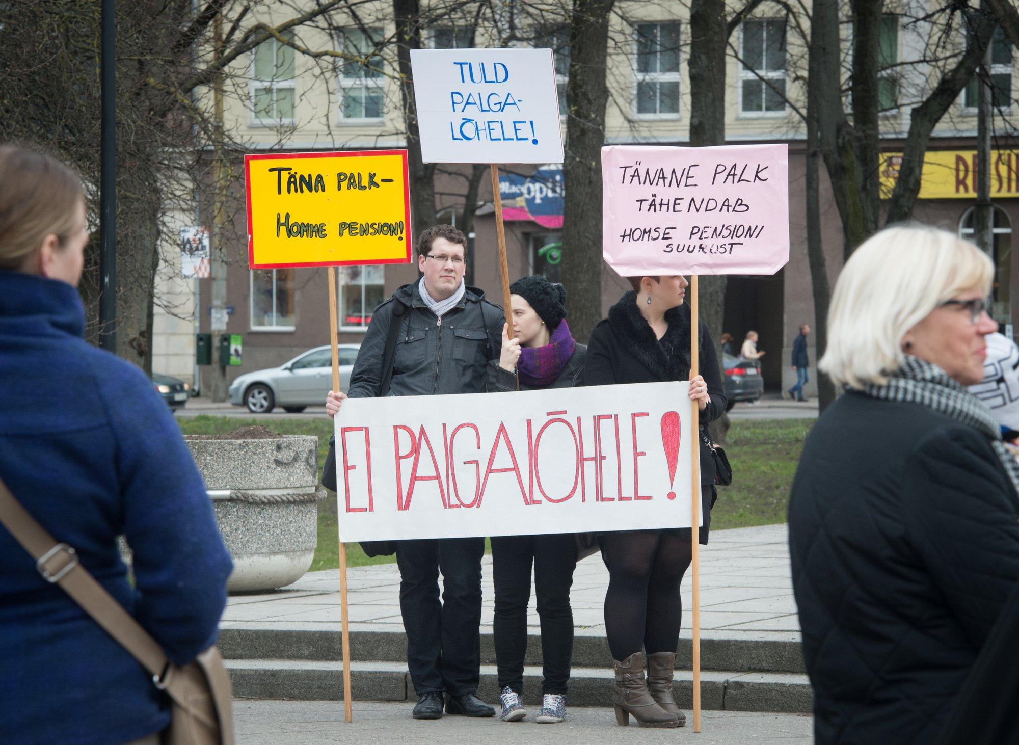 Naistel tuleb töötada meestega võrdse palga teenimiseks 33 päeva rohkem