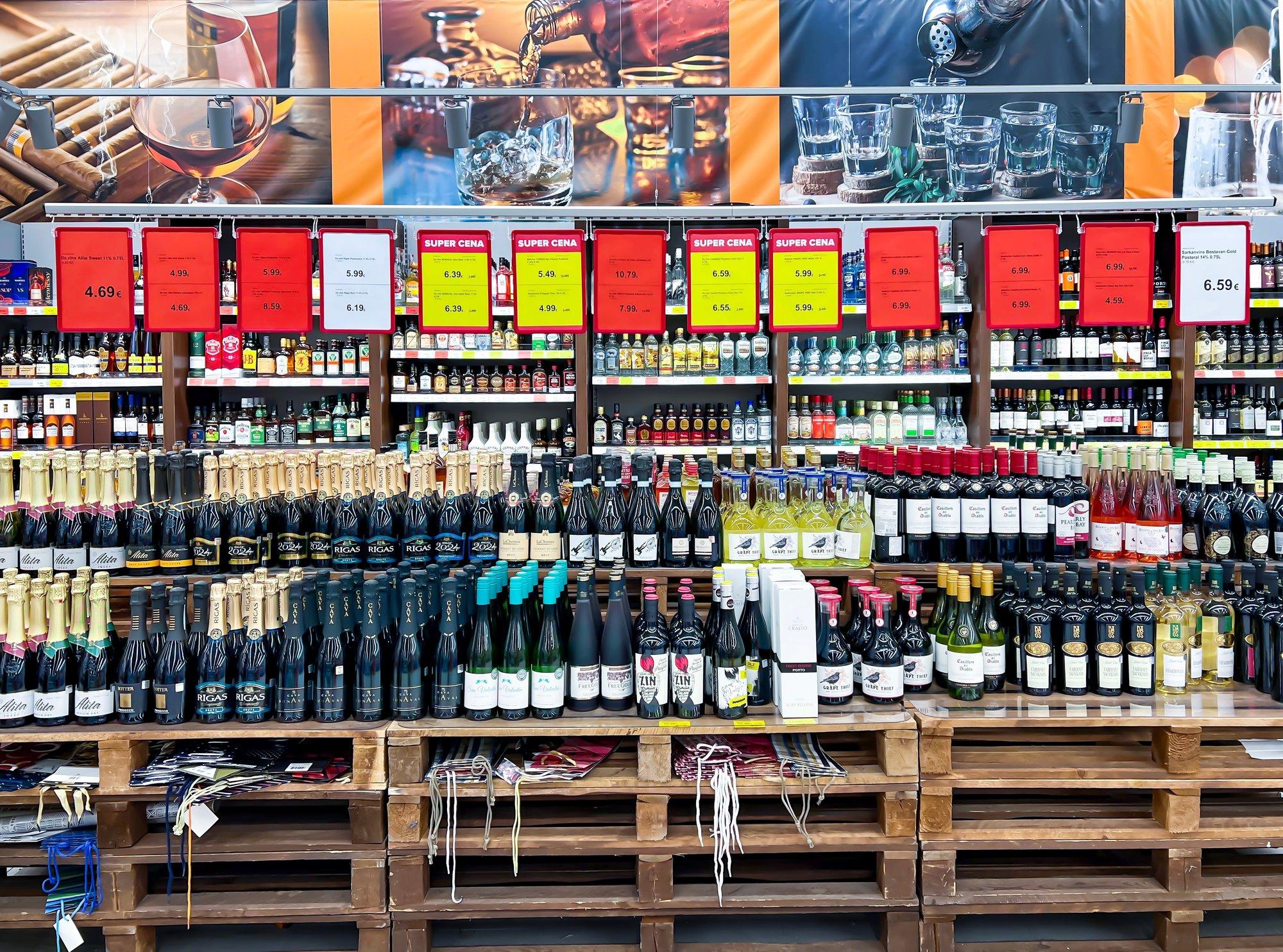 Läti lühendab alkoholimüügi aega. Jaemüüja: piiramine on ju juurpõhjustega tegelemisest lihtsam