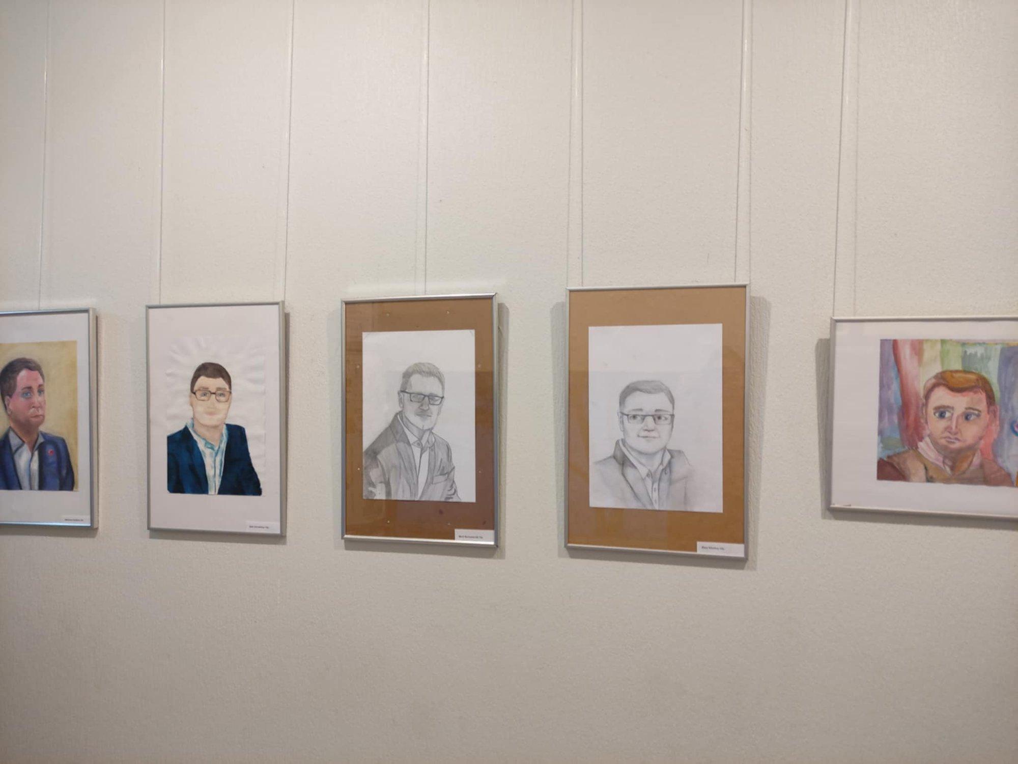 Kohtla-Järve huvikoolis on näitusel üleval kümned Eduard Odinetsi portreed. Direktor: poliitikaga pole sel mingit pistmist