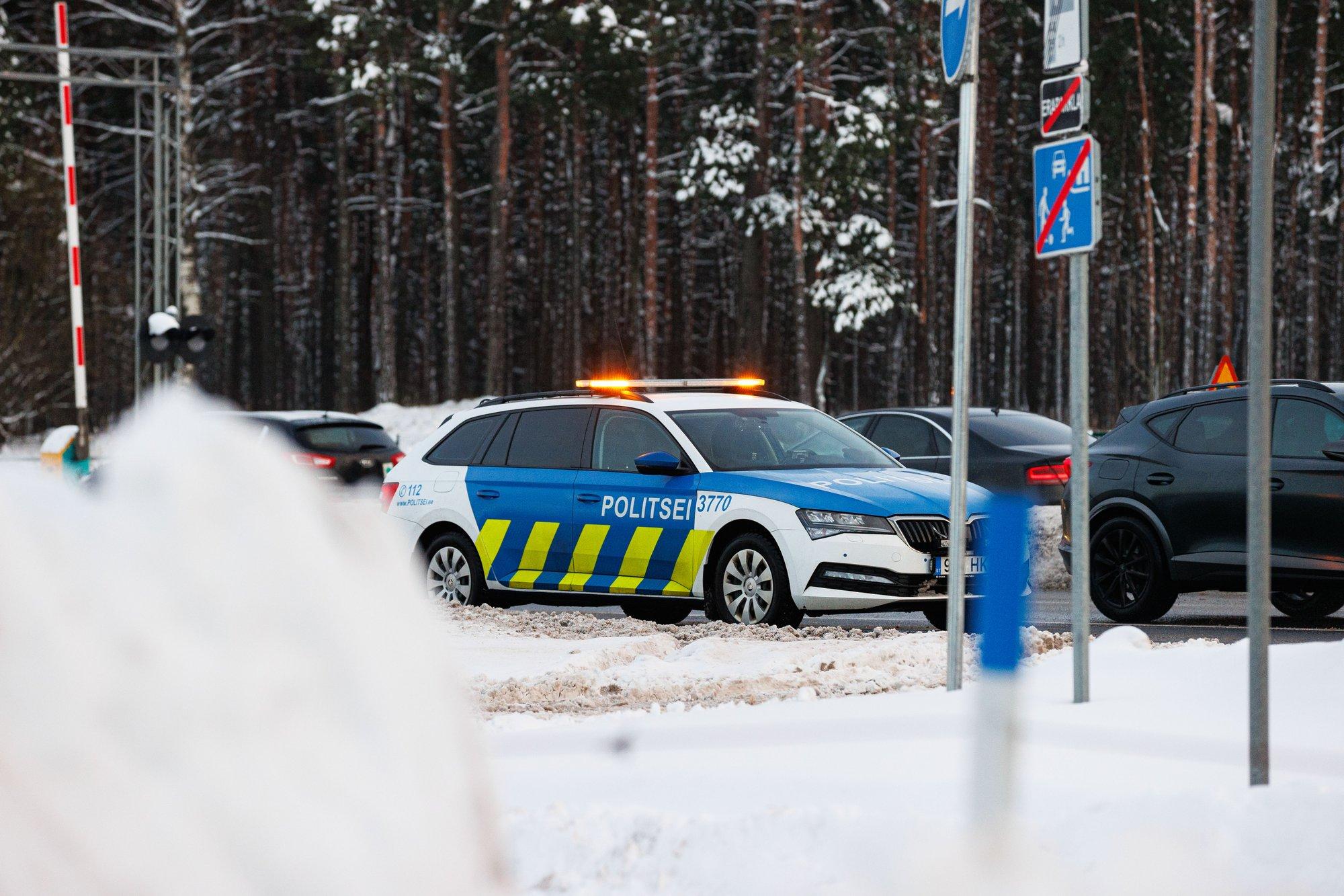 Ettevaatust, teed on libedad! Rapla vallas toimus liiklusõnnetus, auto rullus üle katuse