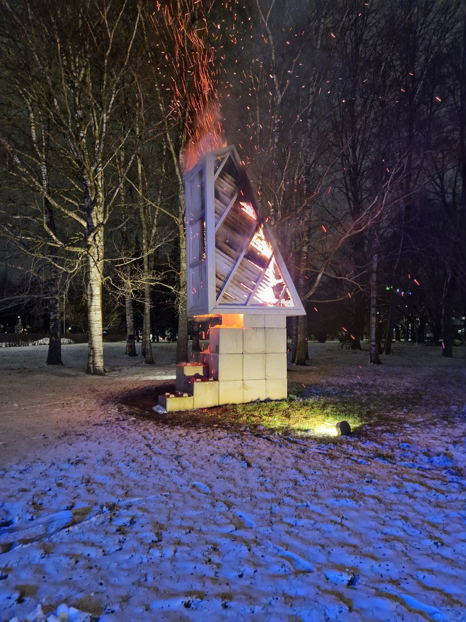 FOTO | Tartus Emajõe kaldal põles EKA tudengite puidust varjualune