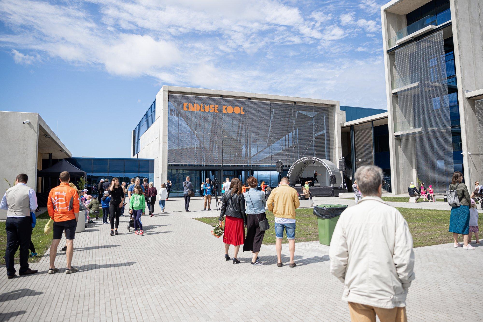 Peetri piirkonnas avatakse üks kool teise järel, kuid koolikohti on endiselt puudu. Klassitäis lapsi on üle, lapsevanemad segaduses