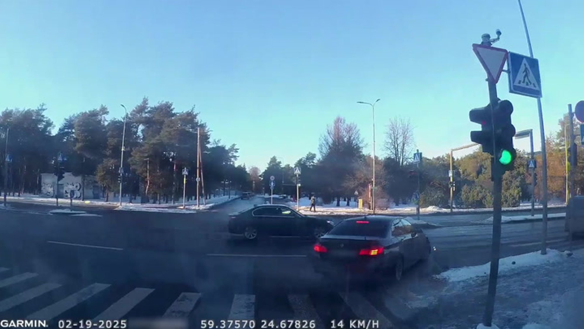 VIDEO | Puu otsa roninud bemarijuht oli narkojoobes. Kaasliikleja: veidi enne avariid põhjustas ta veel ühe ohtliku olukorra