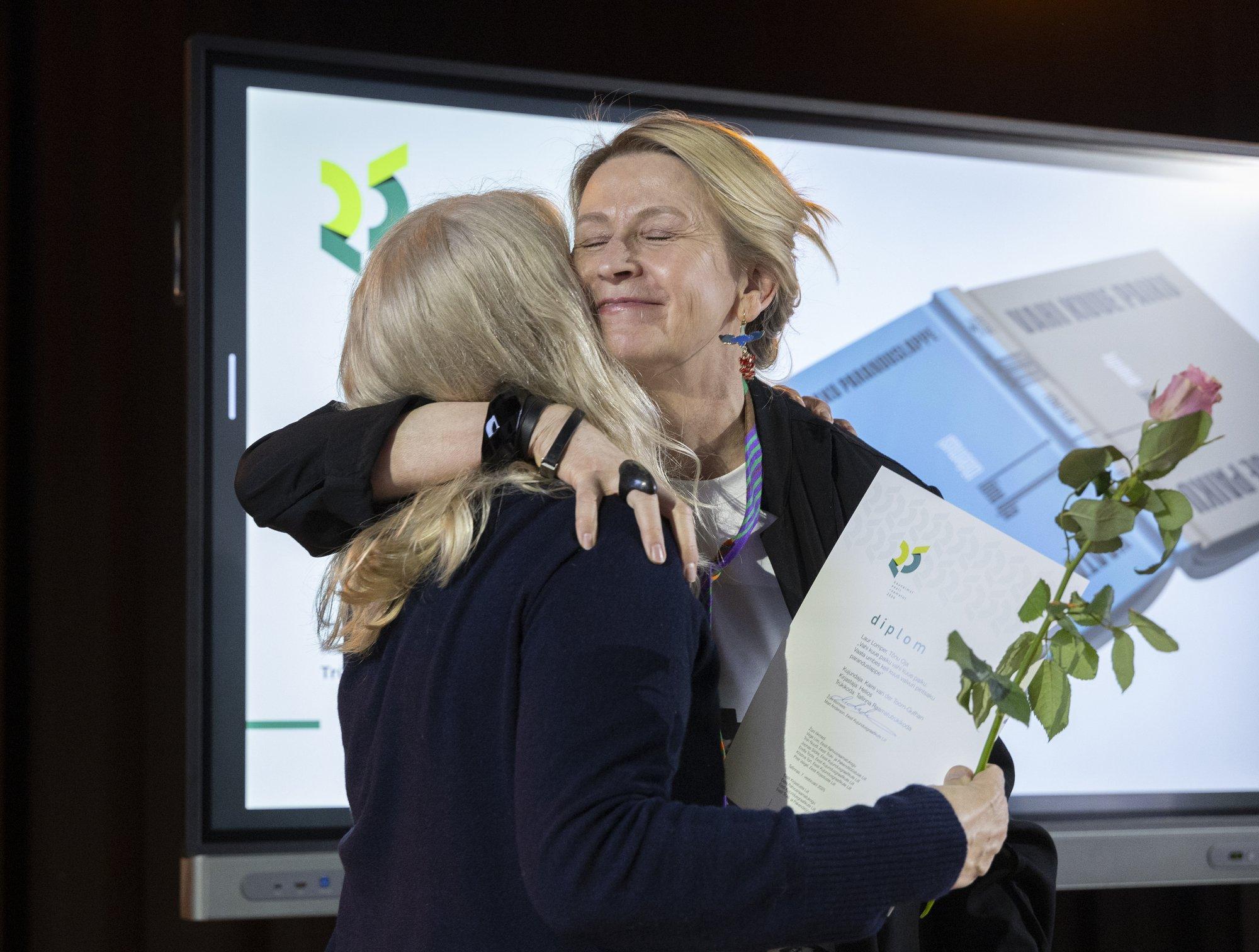 FOTOD | „Jõuline ja mänguline kooslus, mille kahe kaane vahel peitub üllatusi“. Selgusid kauneimalt kujundatud raamatud