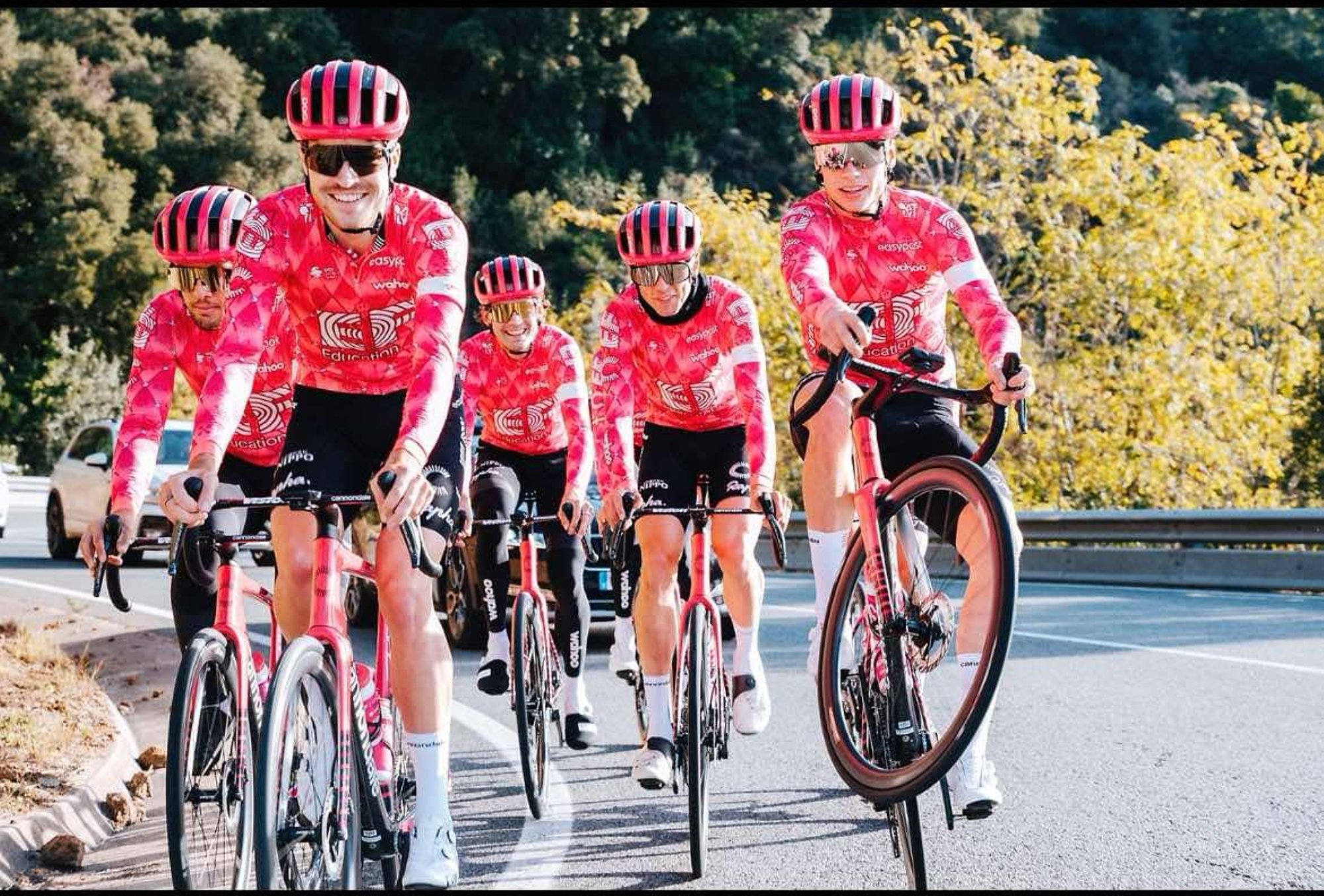 Korralik kaos. Madis Mihkelsi tiim jättis ratturitele ette sõitnud autode tõttu velotuuri pooleli