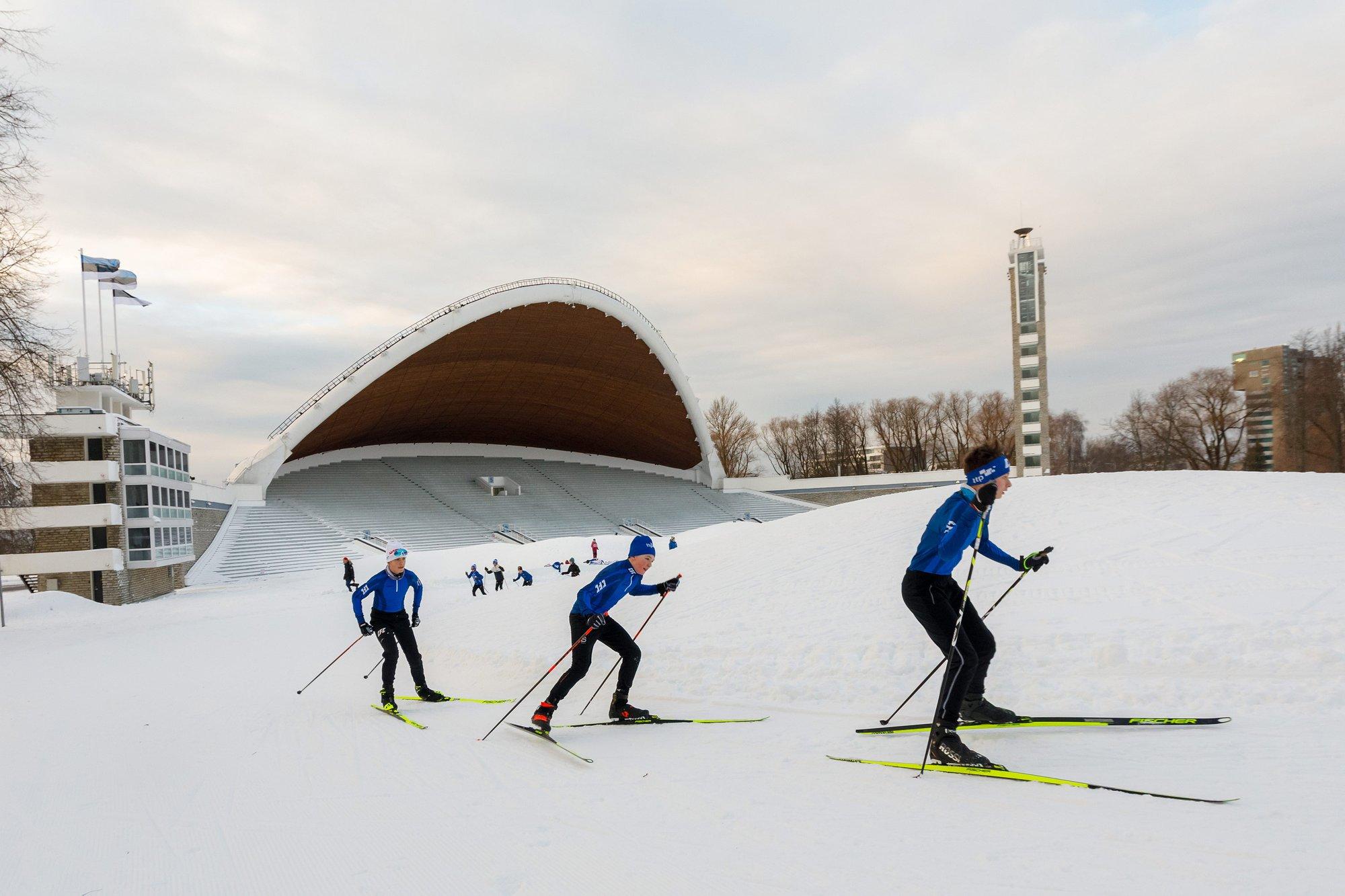 Lauluväljakul avati kunstlumega suusaring, kus saab end maailma eliidiga võrrelda