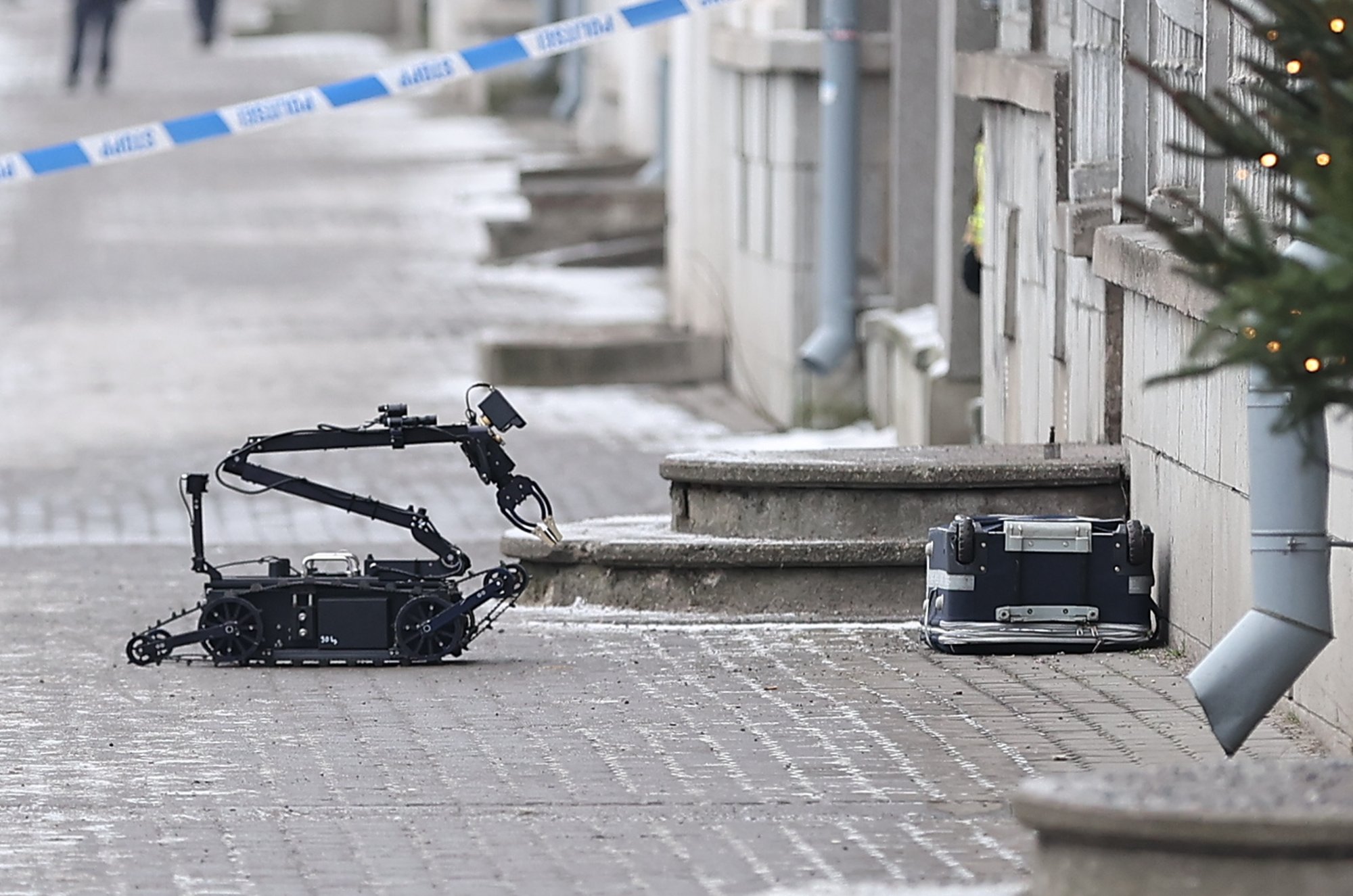 FOTOD | Tallinna kesklinna leiti kahtlase kohvri tõttu. Selgus, et kohvris on kassitoit