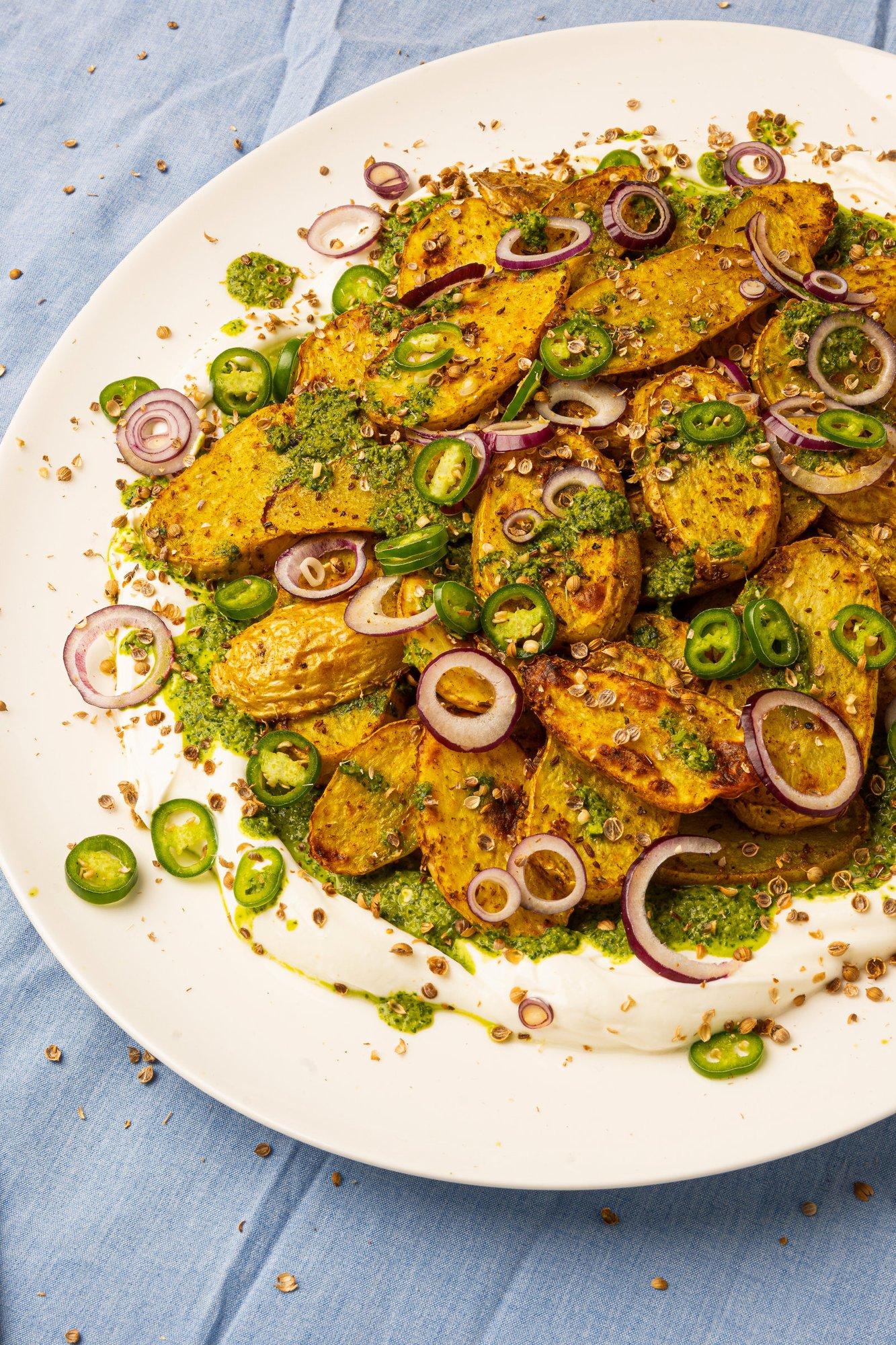 Ka dieeditajad võivad muretult kartuleid süüa! Ahjukartulid köömnete ja koriandritšatniga on nii mõnus ja maitserikas vaheldus