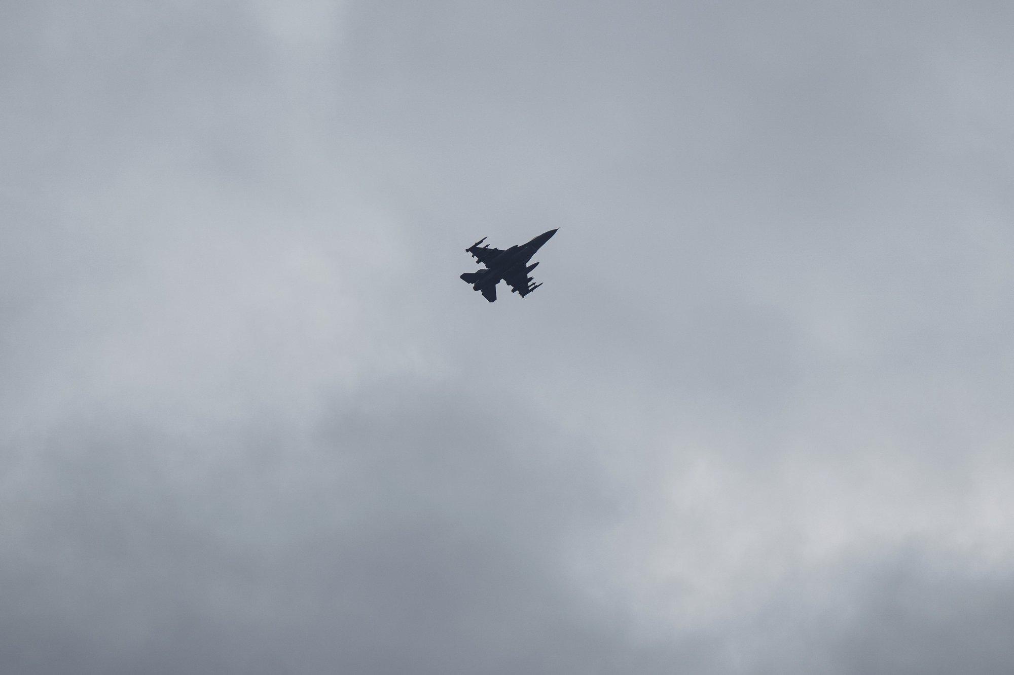 „Kümnest üheksa lastakse alla.“ Ekspert selgitab, kuidas on F-16 lennukid pannud Ukrainas venelasi oma taktikat muutma