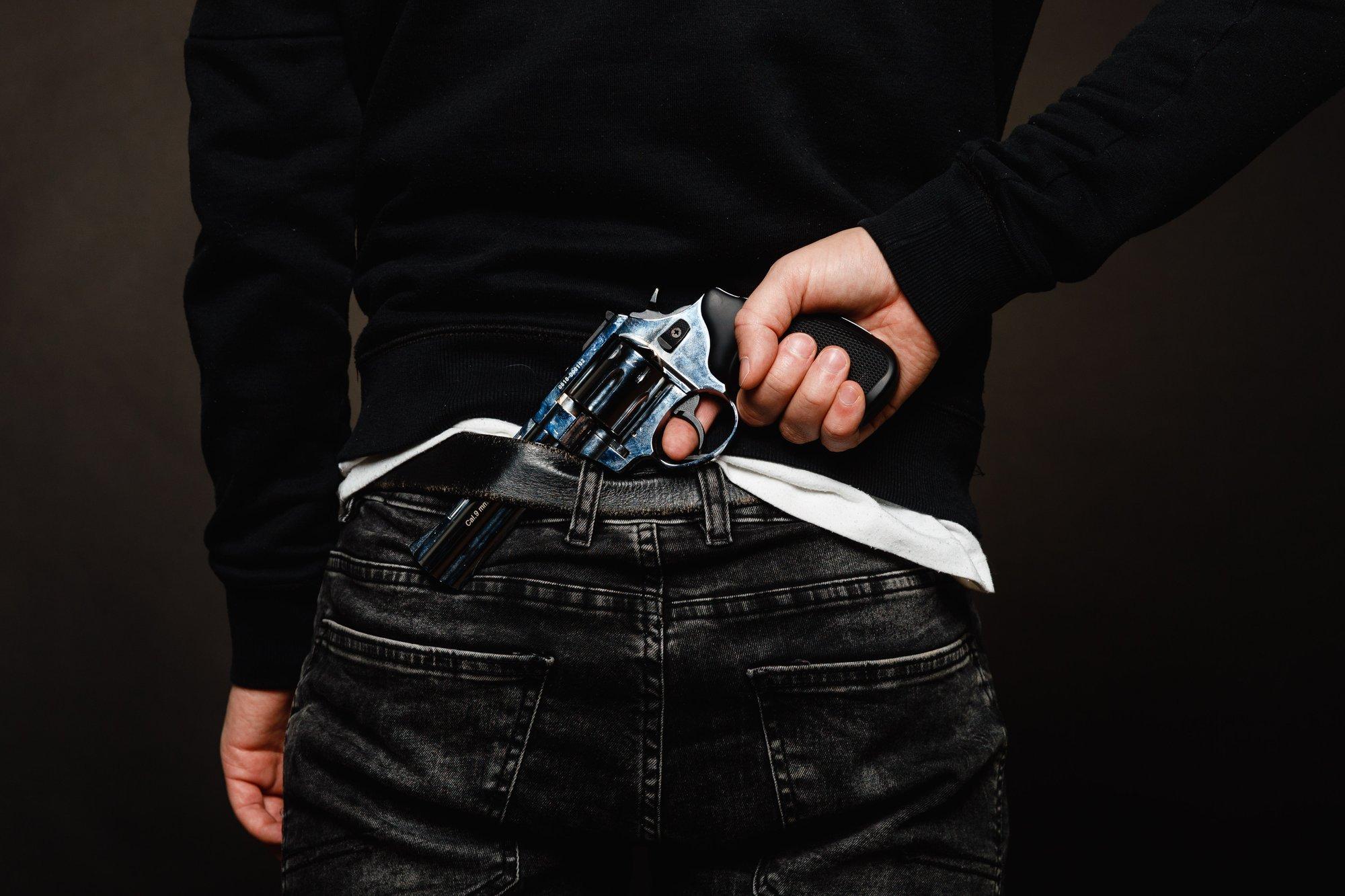 Politsei pidas Tallinna kesklinnas kinni narkojoobes relvaga vehkinud mehe