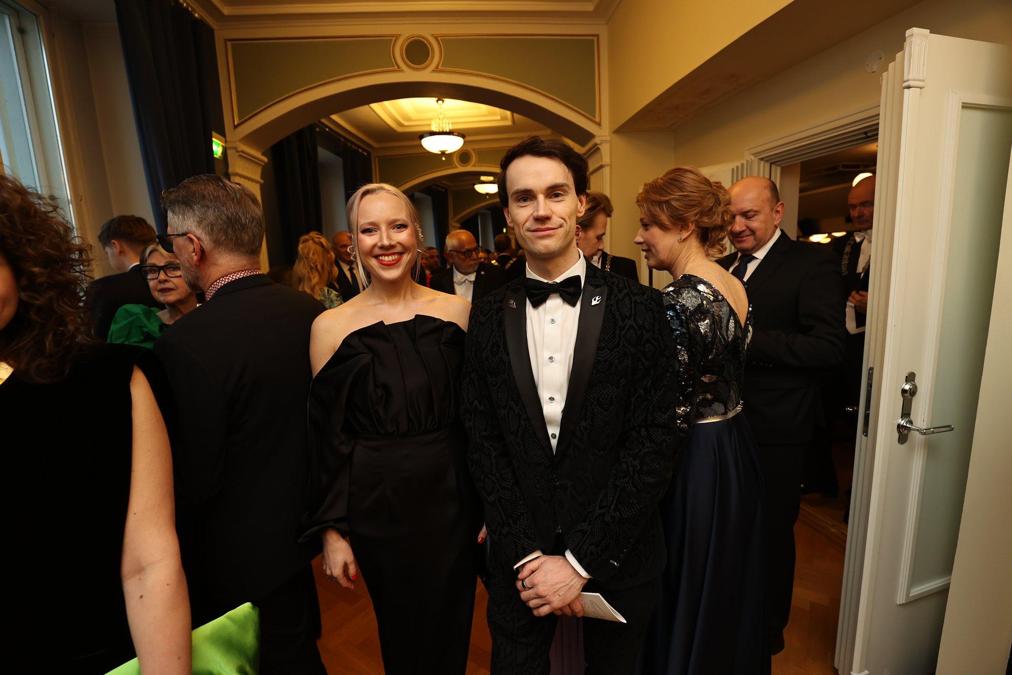 FOTO | Aasta meesartisti tiitliga pärjatud Florian Wahl saabus presidendi vastuvõtule kauni elukaaslasega