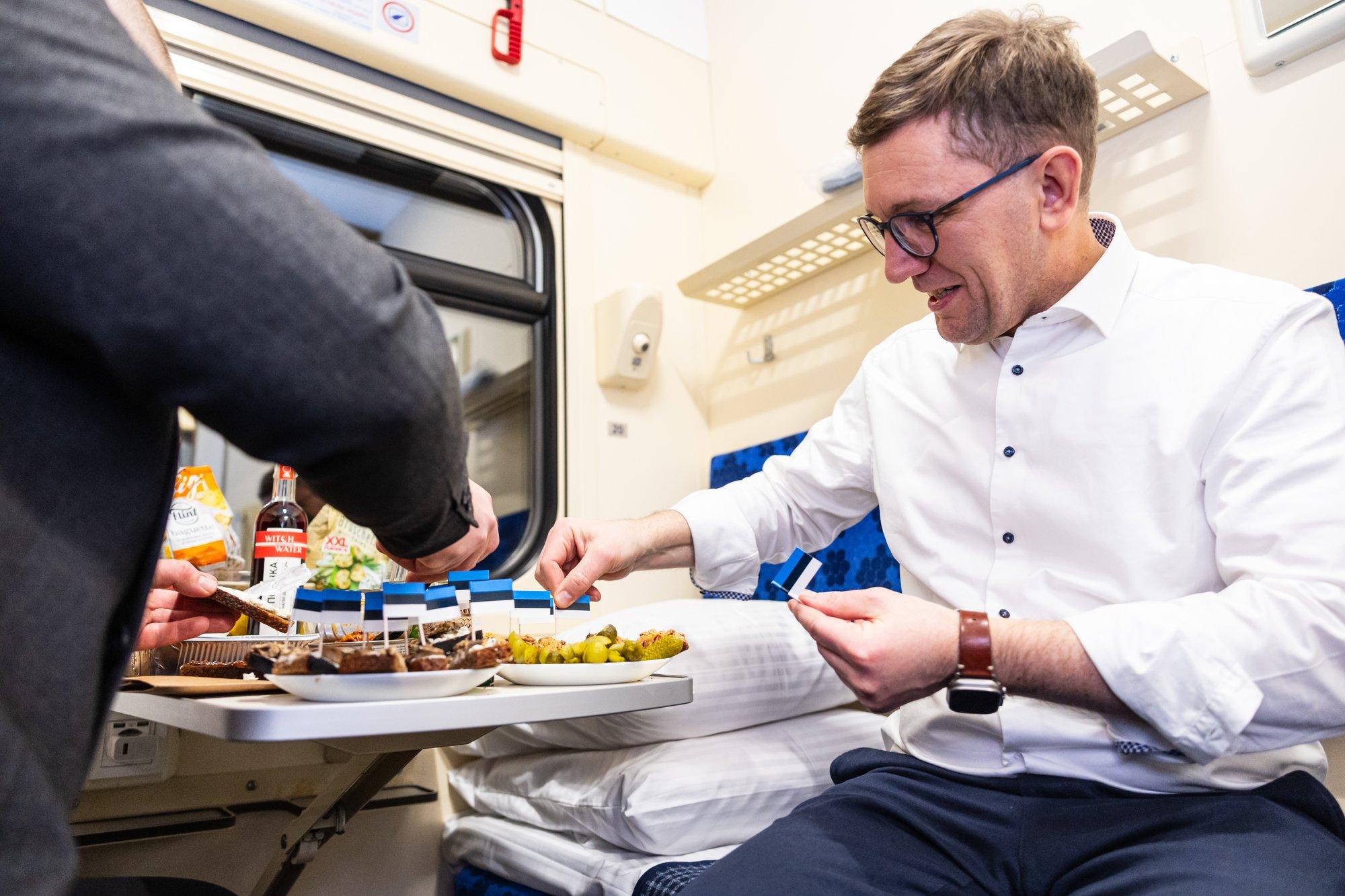 DELFI FOTOD KIIEVIST | Peaminister ja tema kaaskond tähistasid vabariigi aastapäeva rongis