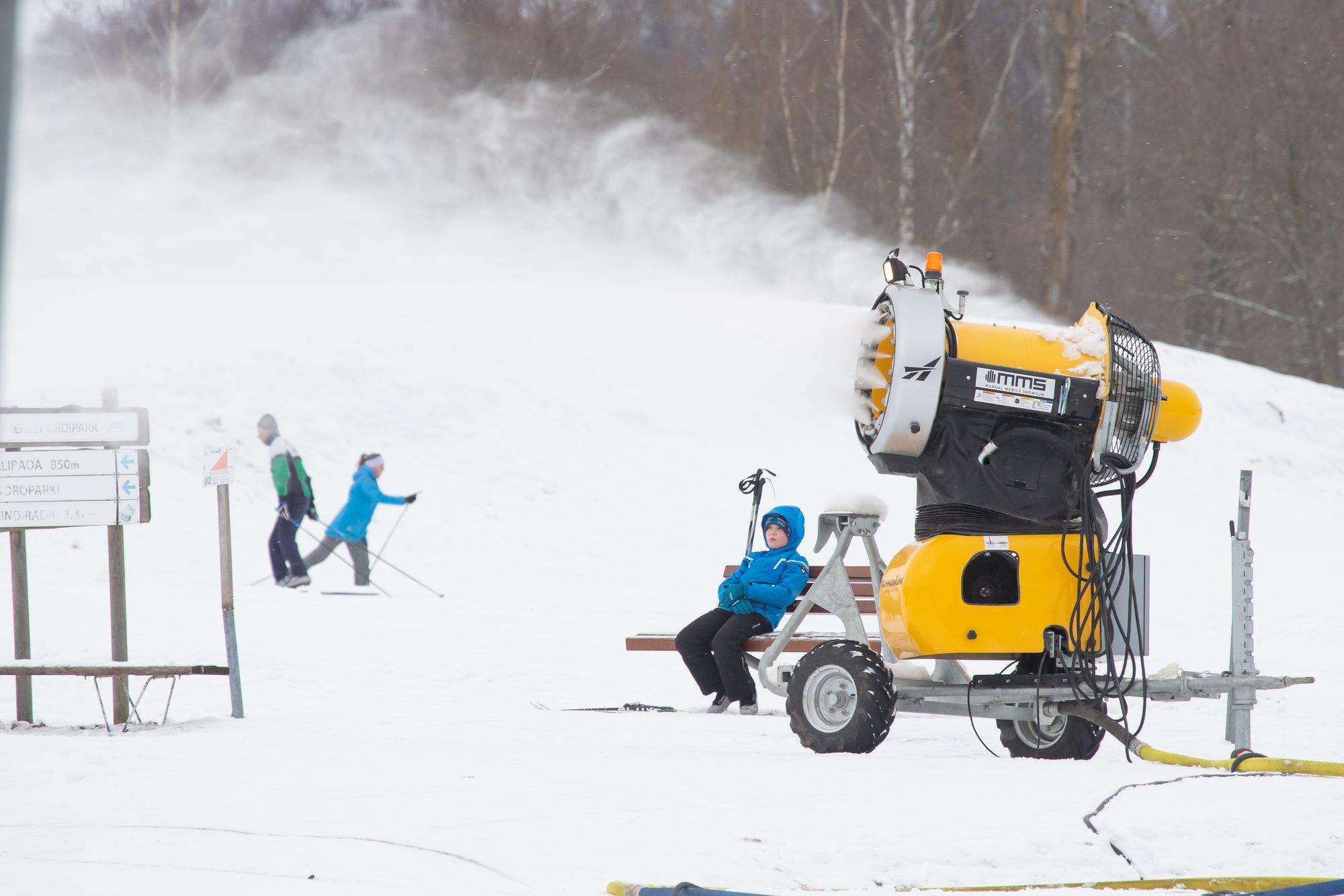 Suusasõbrad on nördinud, sest keskkonnaamet ei luba Pirita jõge enam lumetootmiseks kasutada