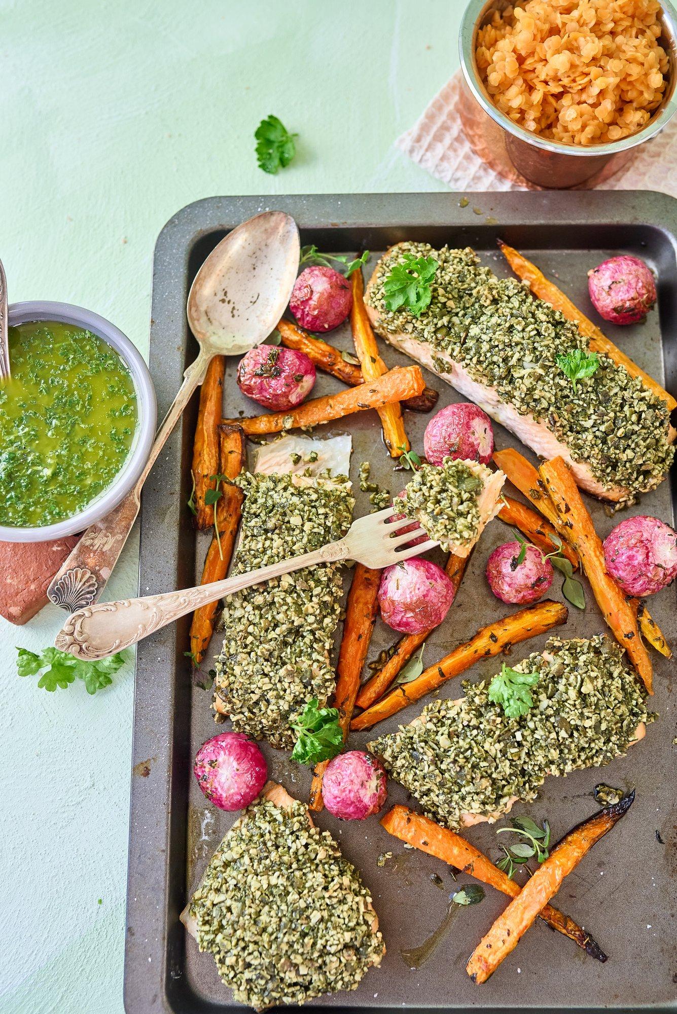 Toit valmib ühel ahjuplaadil: seemnepasta all küpsenud lõhefilee röstitud porgandite ja redistega