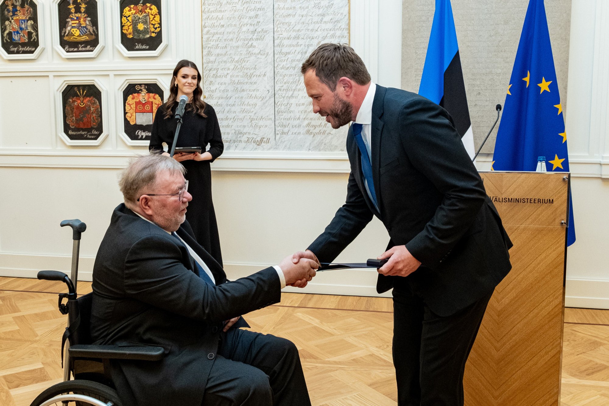 Välisminister Margus Tsahkna andis Mart Laarile üle Jaan Poska medali