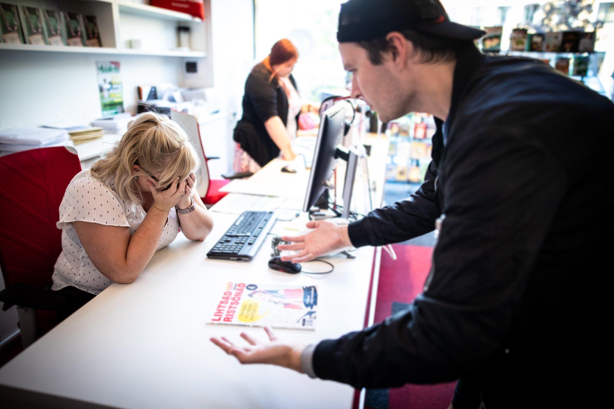 Uuring: pooled klienditeenindajad on veendunud, et tööandja ei kaitse neid ahistavate kundede eest