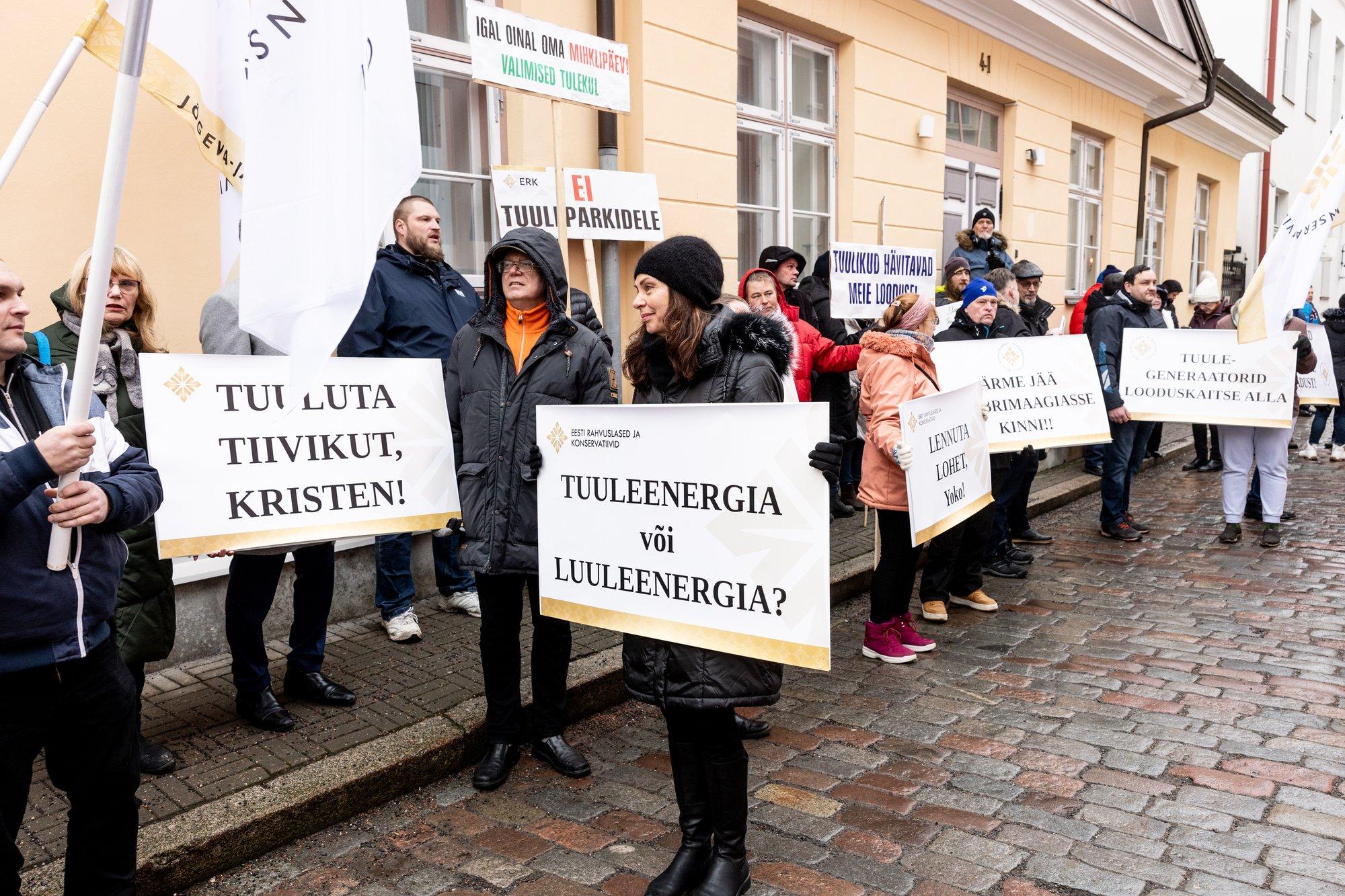 FOTOD | „Pistke tuulikud omale peenrasse!“ ERK korraldas tuuletööstuse vastase meeleavalduse