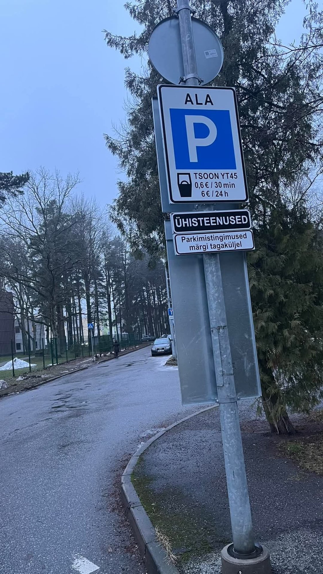 Pirita elanikud hämmingus. Linn lubas tänava enda hallata võtta, nüüd ilmus sinna tasuline parkimisala