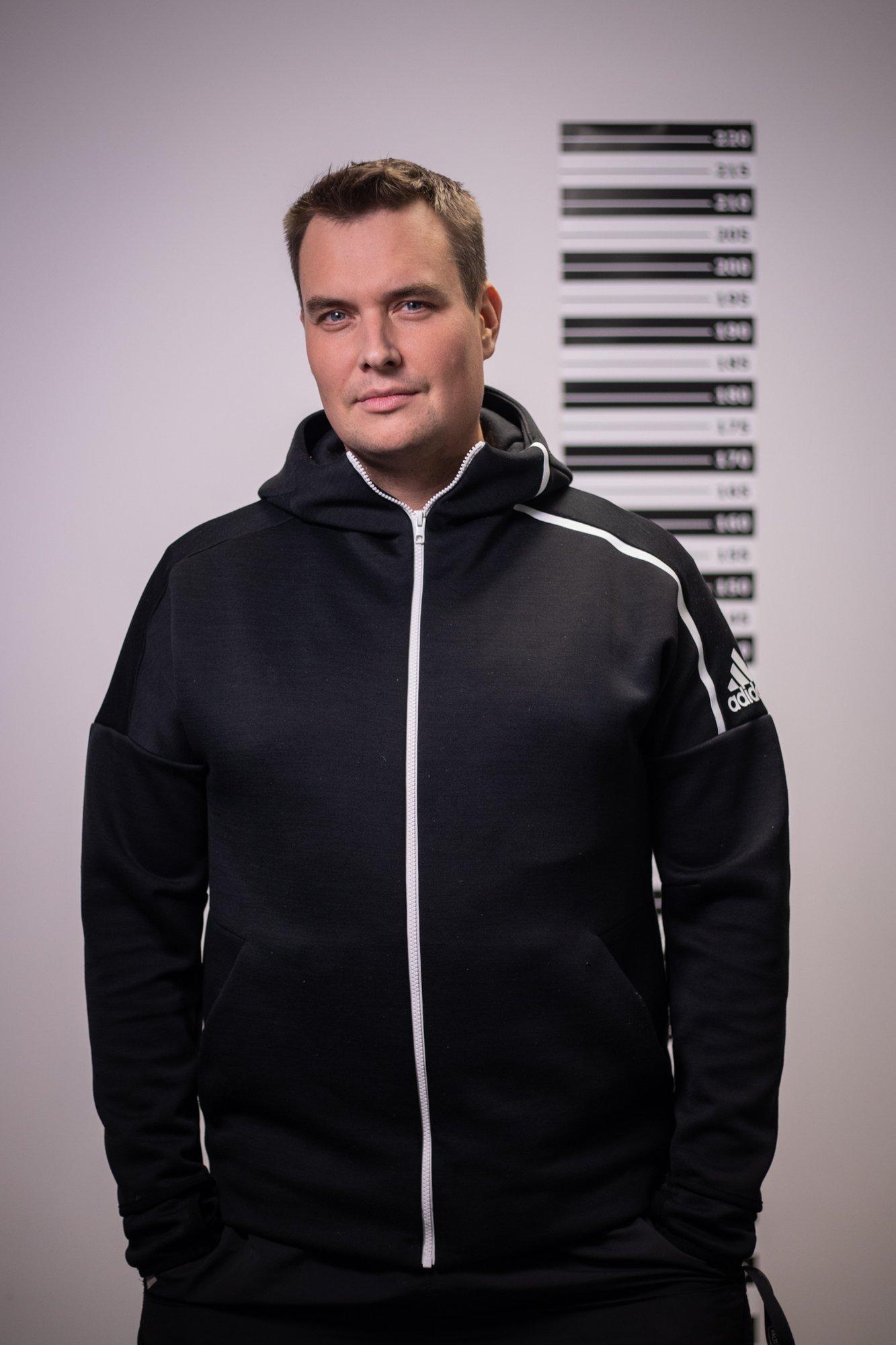 Sass Henno oli möödunud aastal suhtes vaevu täisealise neiuga. Kirjanik: olen elus maganud mõne 16-, mõne 17-aastasega