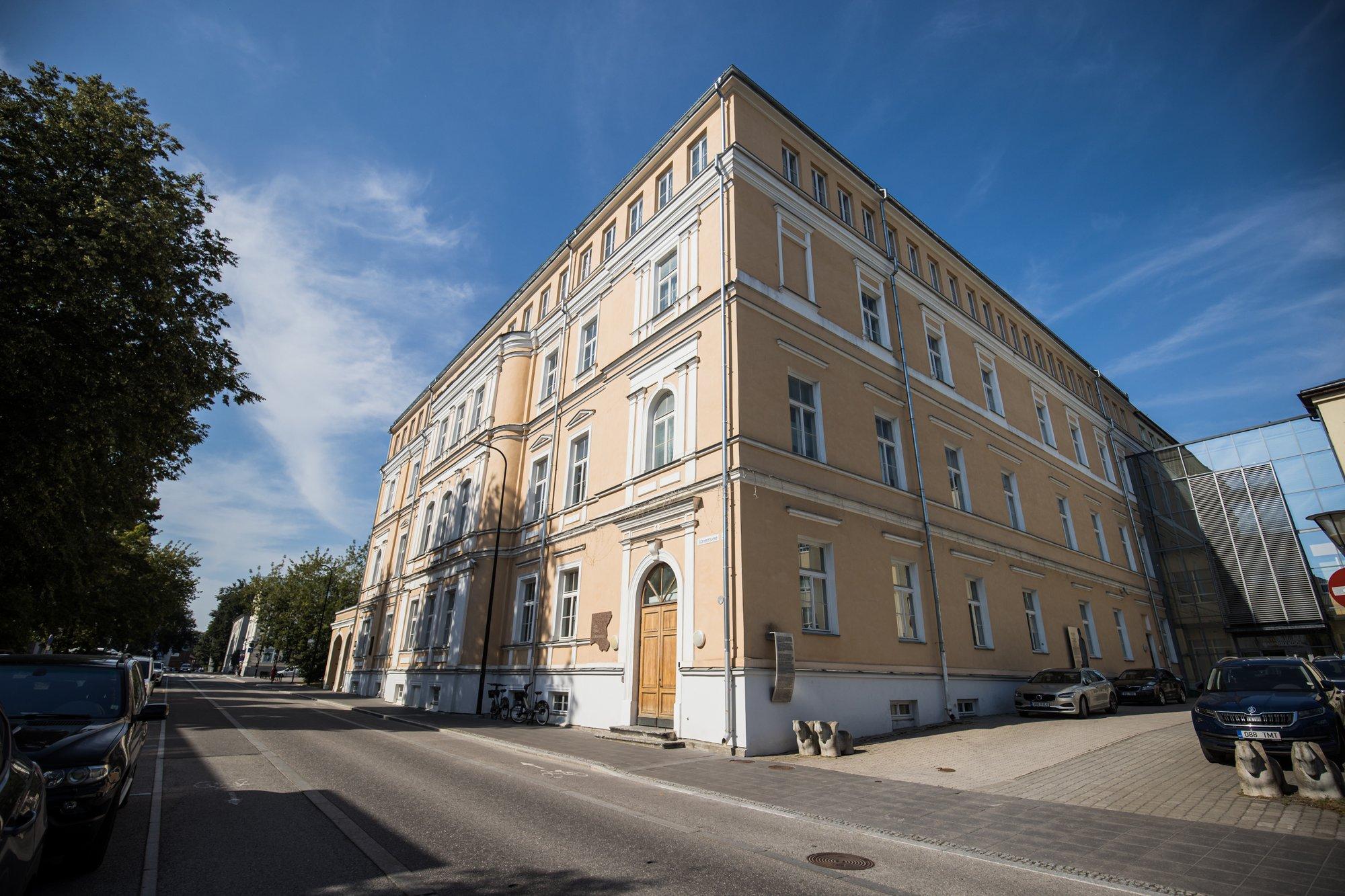 Tartus kaotati õiguskantsleri survel nõue märkida gümnaasiumide ühiskatsetel koolieelistus, Tallinnas jääb see kehtima