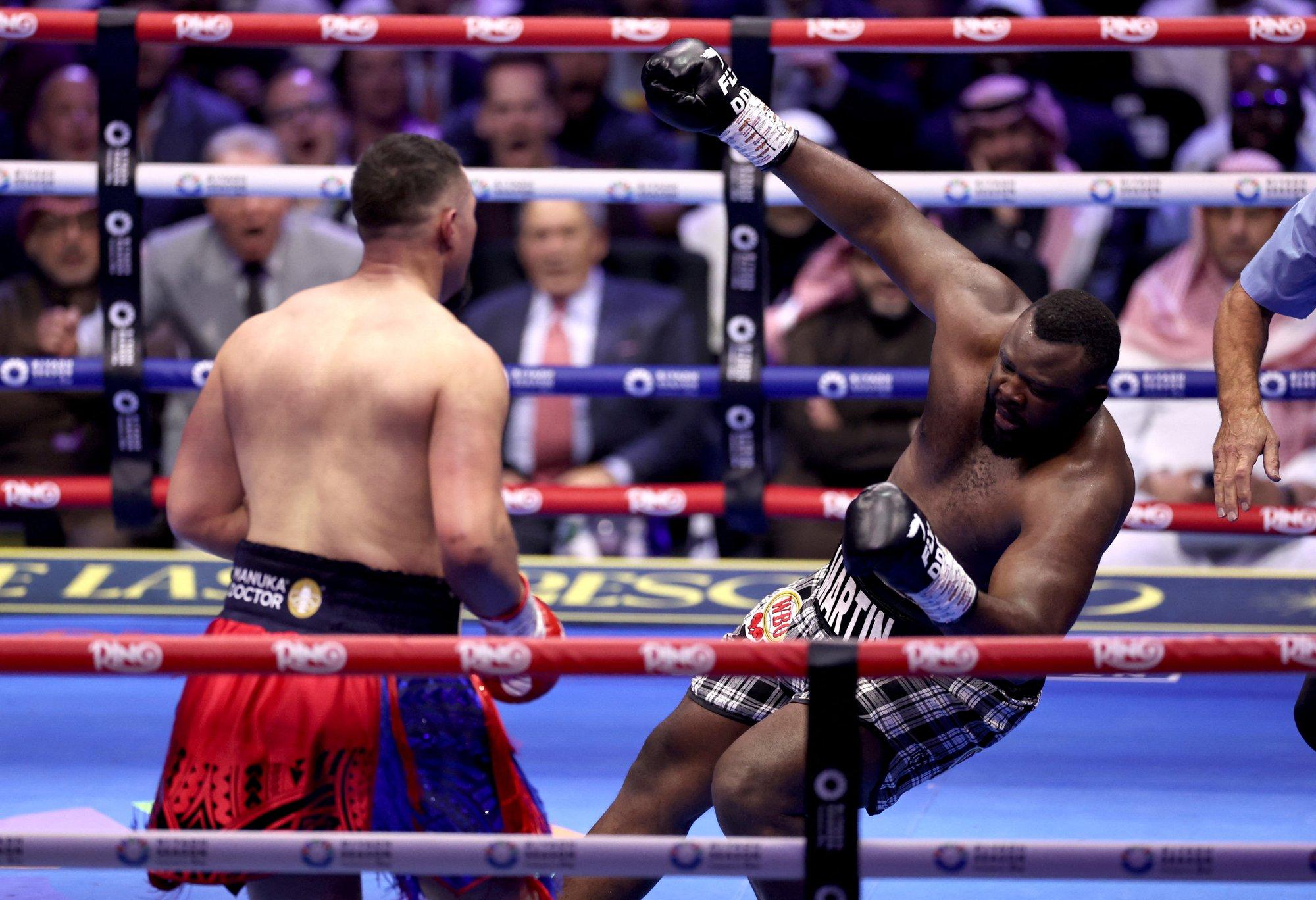 VIDEO | Ootamatult meistrititiitli eest võitlema sattunud raskekaallane kaotas valusa nokaudiga