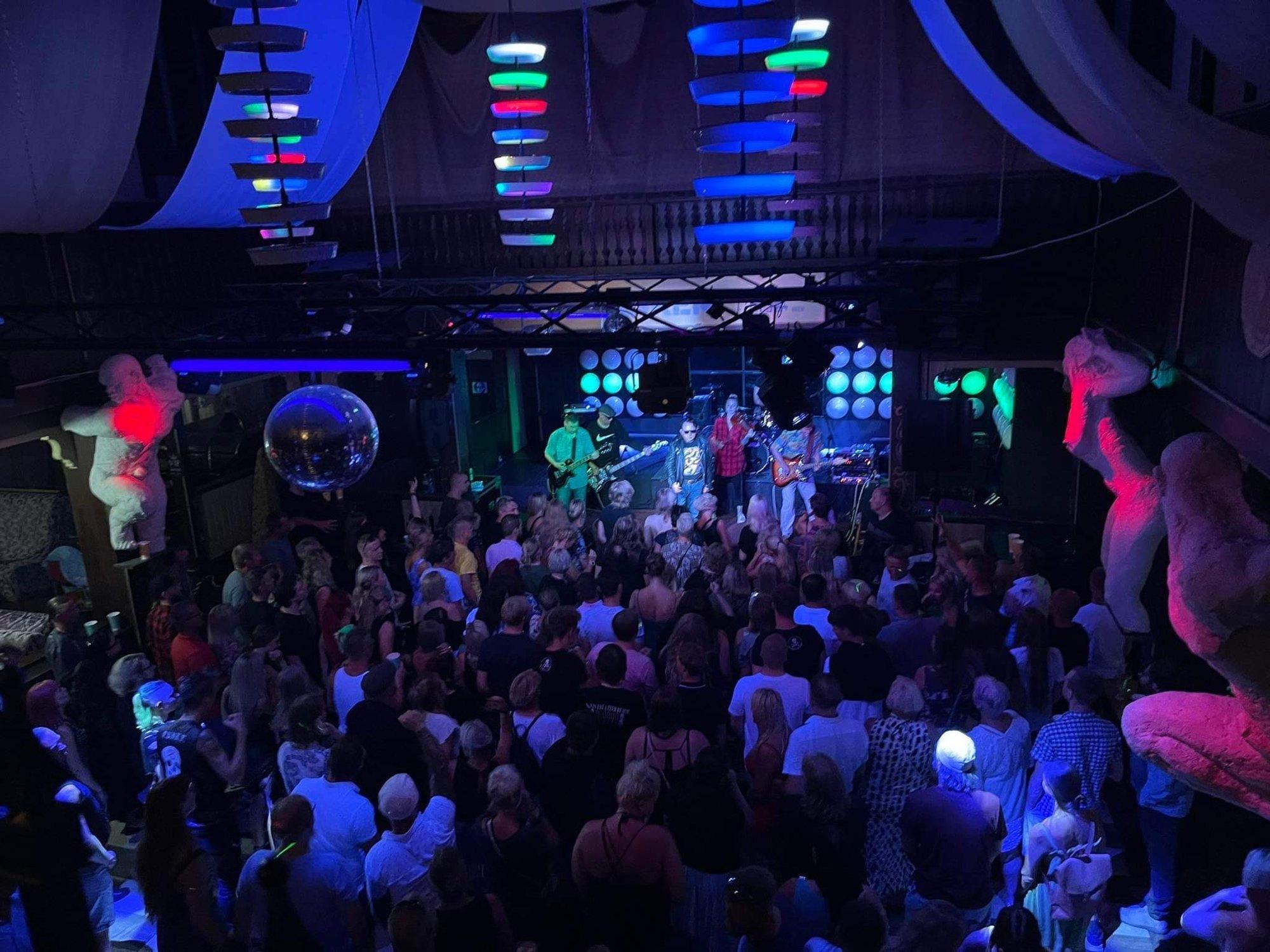 Pärnu klubikuningas pakib pillid kotti. Kuursaalile otsitakse uut kasutust