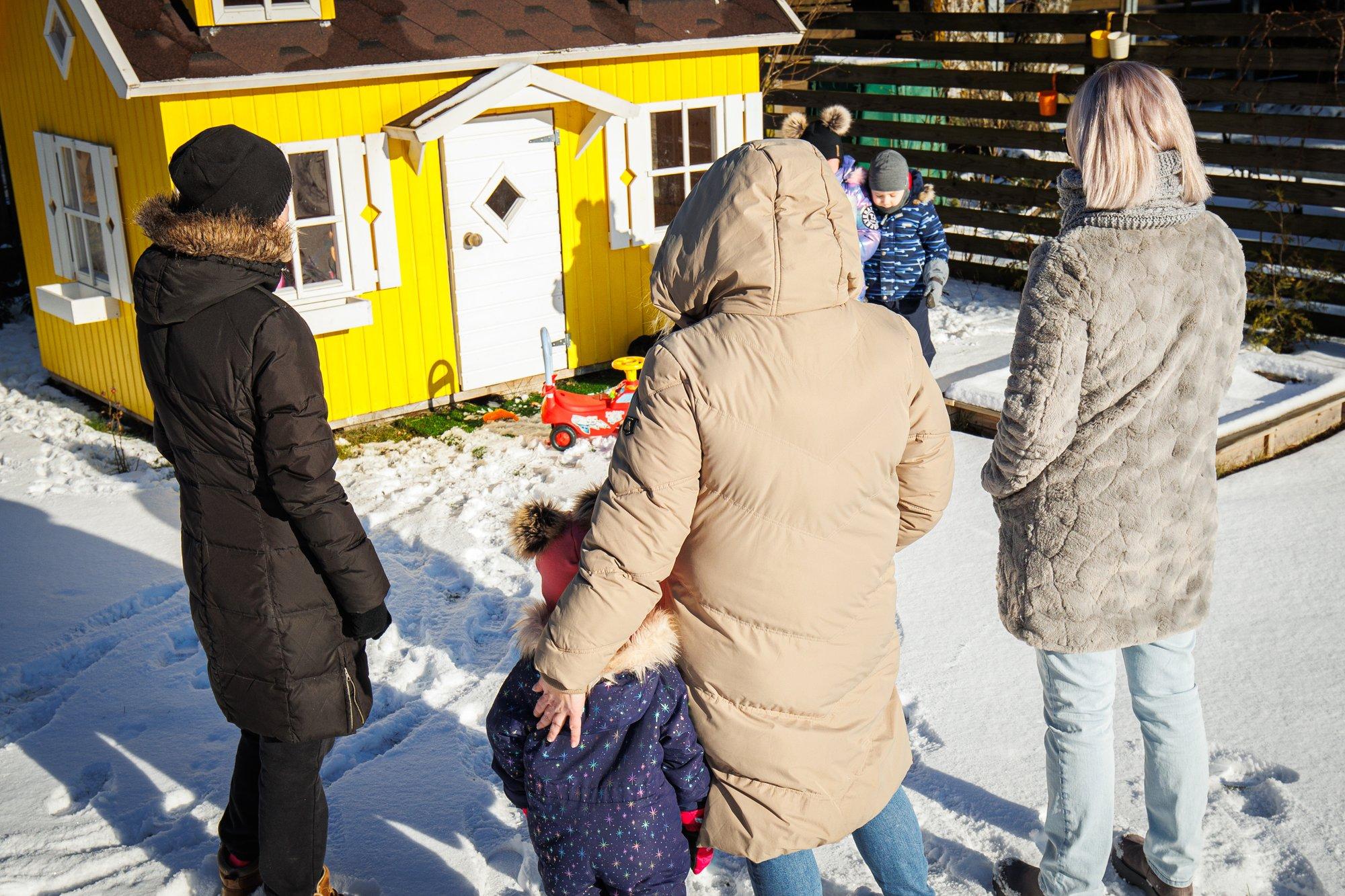 „Väiksem laps sai laksu kirja.“ Vanemad süüdistavad Tallinna Kristiine lasteaia õpetajat laste löömises