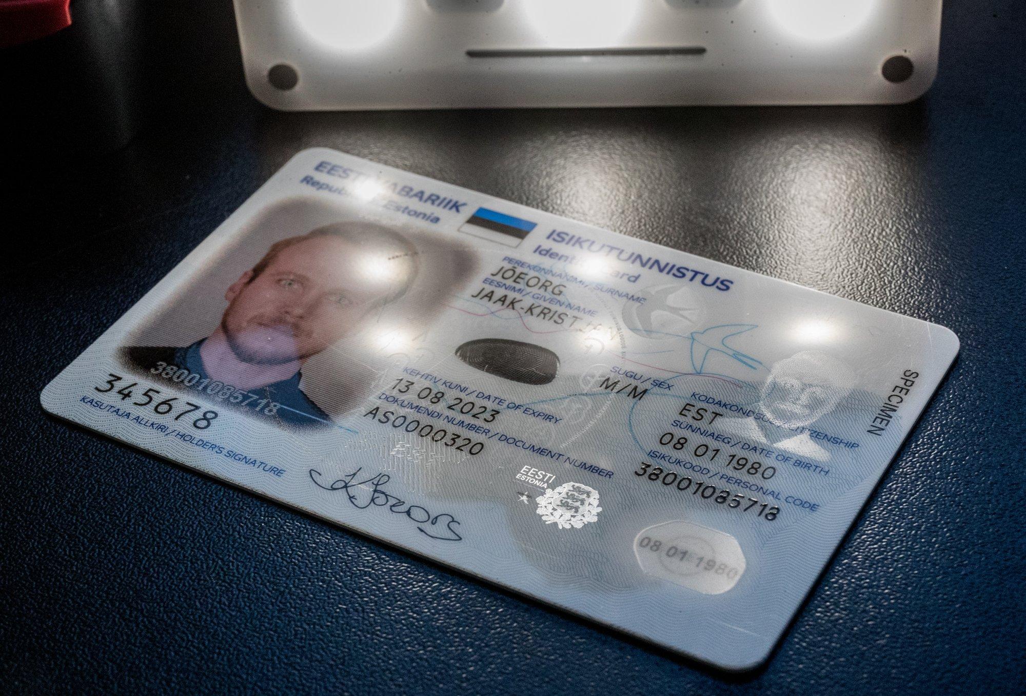 ID-KAARDI SEGADUS | Kas vanuri näpujälgi võttev politseinik aitab fotode tegemisel? „Jah“ ja „Ei“