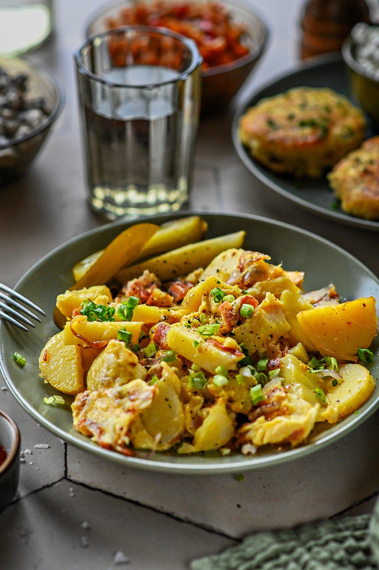 Lihtne ja soodne kõhutäis kiireks argiõhtuks: klopitud munaga pannikartulid sibula ja peekoniga