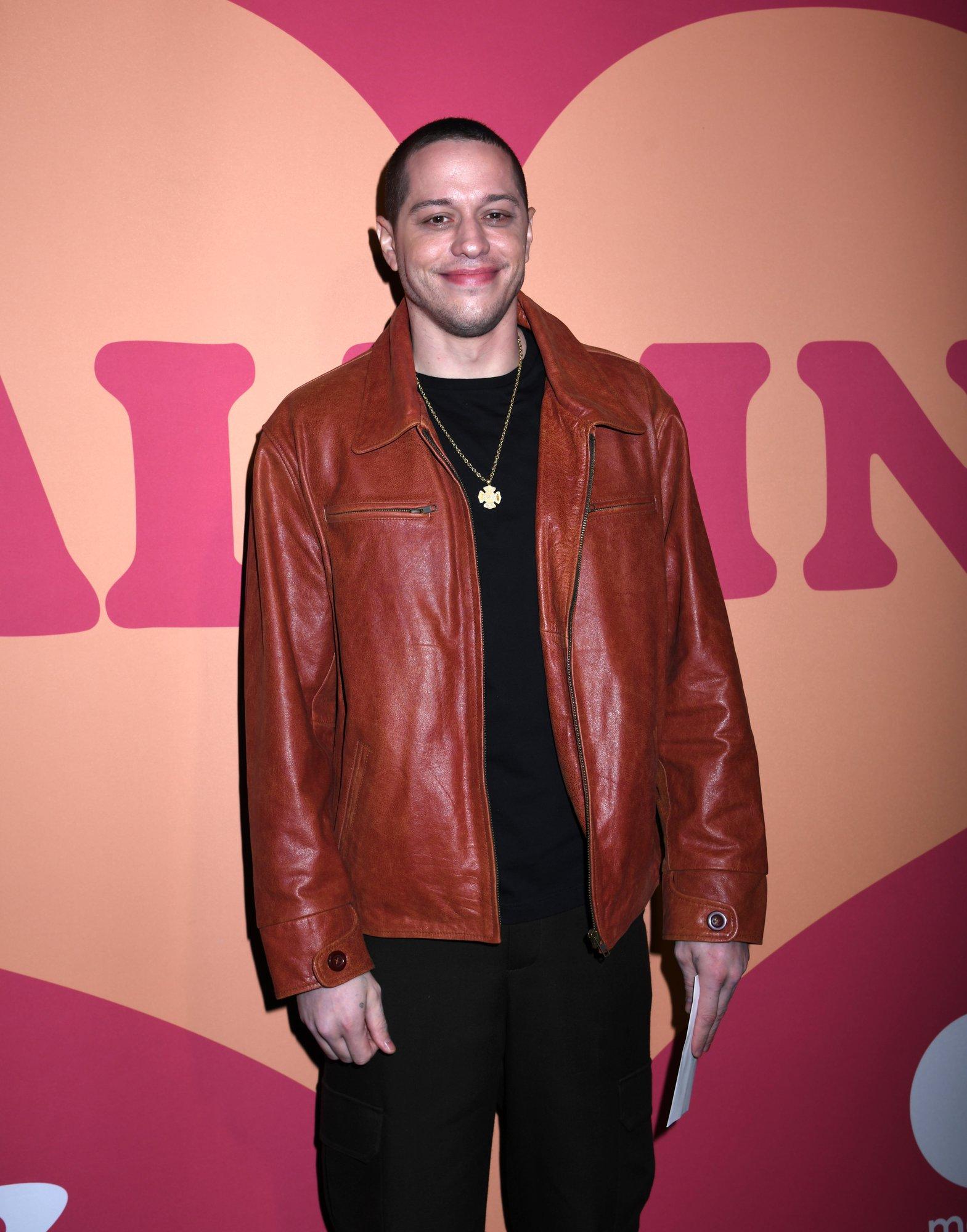VÕRDLE | Pete Davidson muutis drastiliselt välimust: varem tätoveeringutega kaetud olnud koomik lasi kehakaunistused eemaldada
