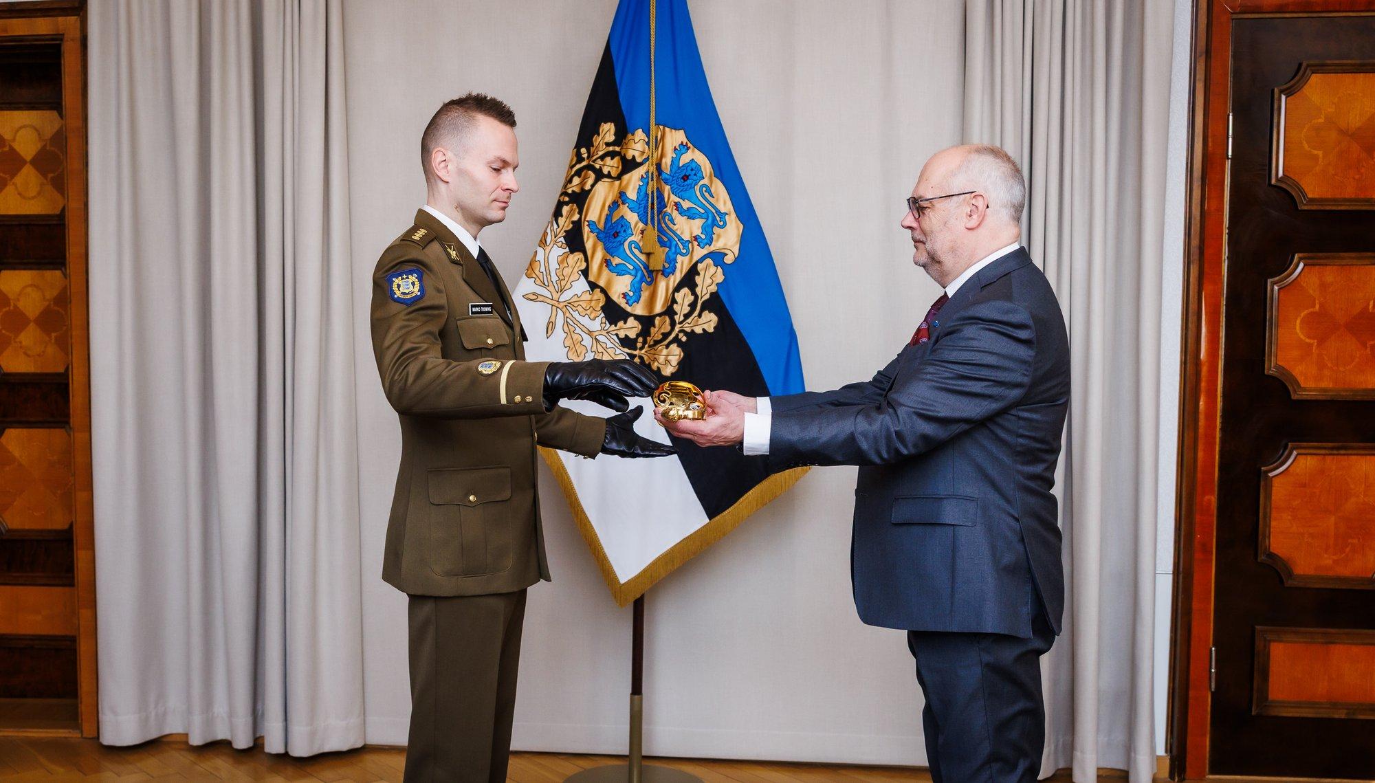 FOTO |  President Karis andis liputoimkonnale üle märgilise mõõga