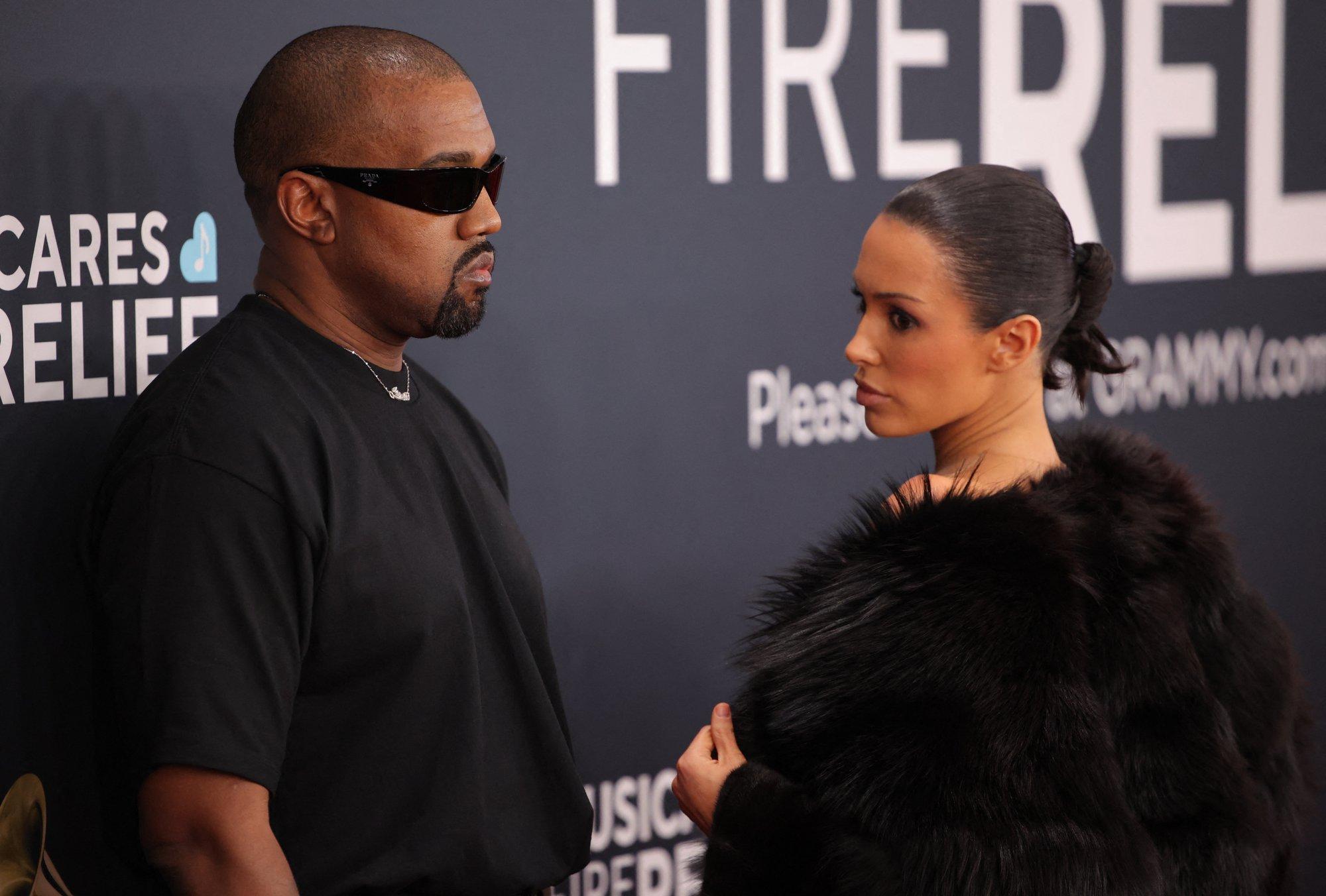 FOTO | Kanye West saabus Grammydele esimest korda koos abikaasaga: Bianca väisas galat pea alasti