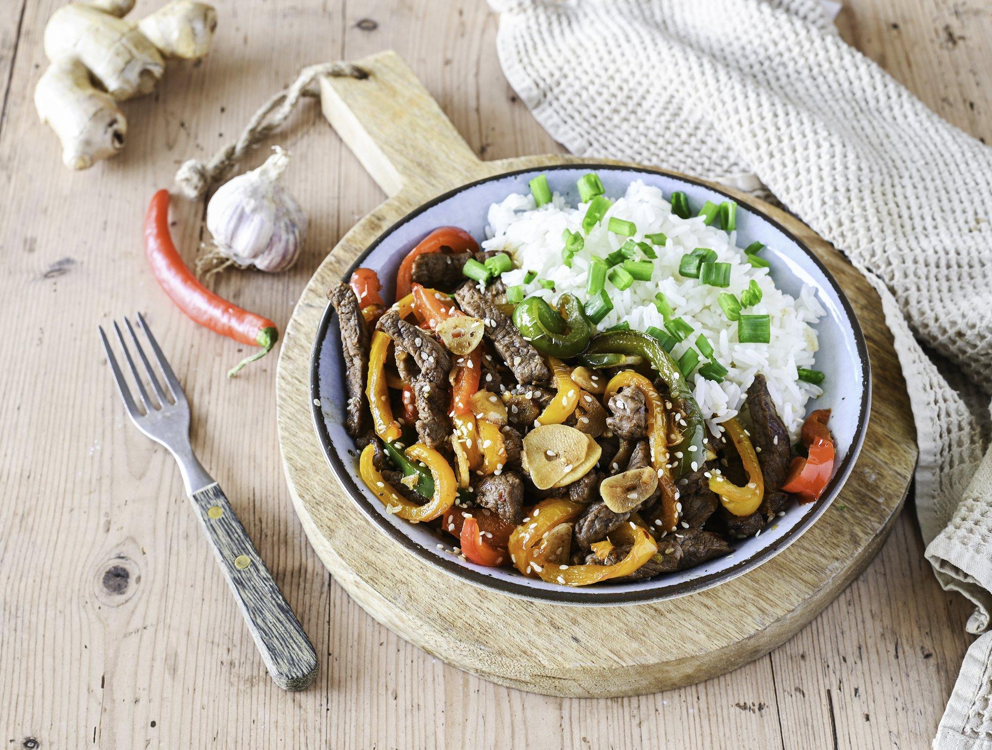 Kiire argitoit ühel pannil 15 minutiga: veiselihast vokiroog paprikaga