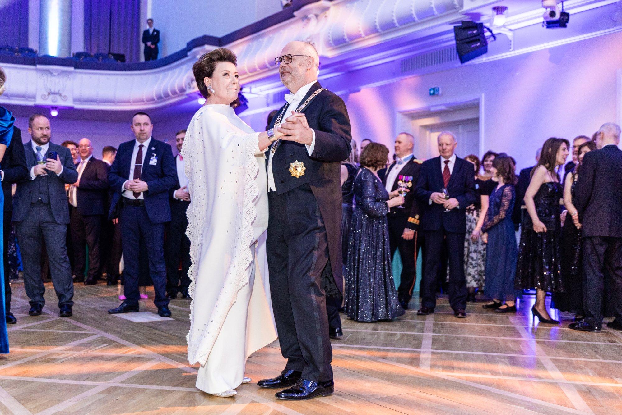 SÄUTSUMÖLL | Vastuvõtt pakkus netirahvale nalja. „Ootad terve elu, et sinna saada ja siis öeldakse „Ma ei tea, kes hetkel presidenti kätleb!“