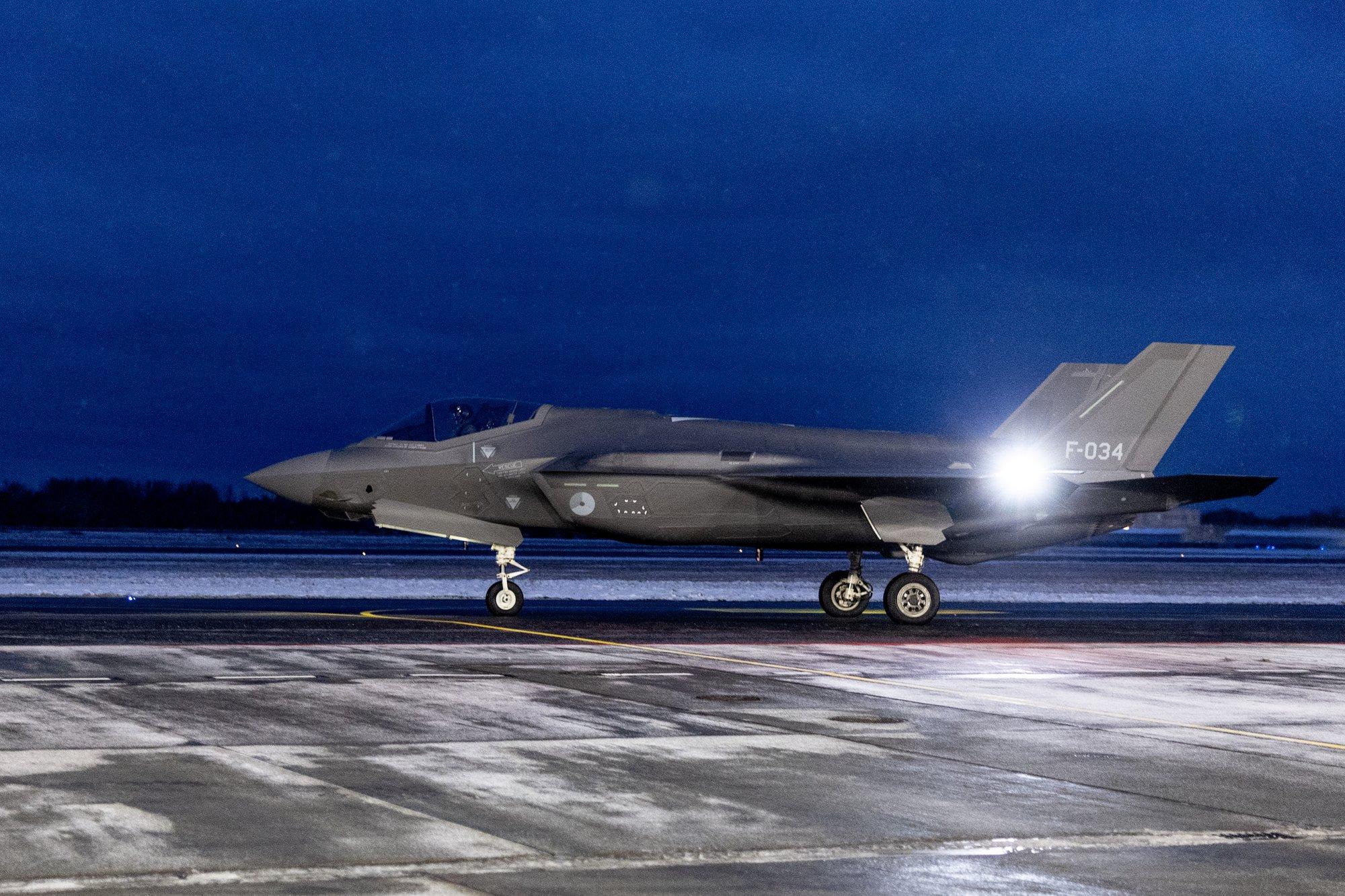 VIDEO JA FOTOD | Ämaris sai näha hävitajate jõudemonstratsiooni. Kuningal oli seda lust vaadata, on ju temagi piloot