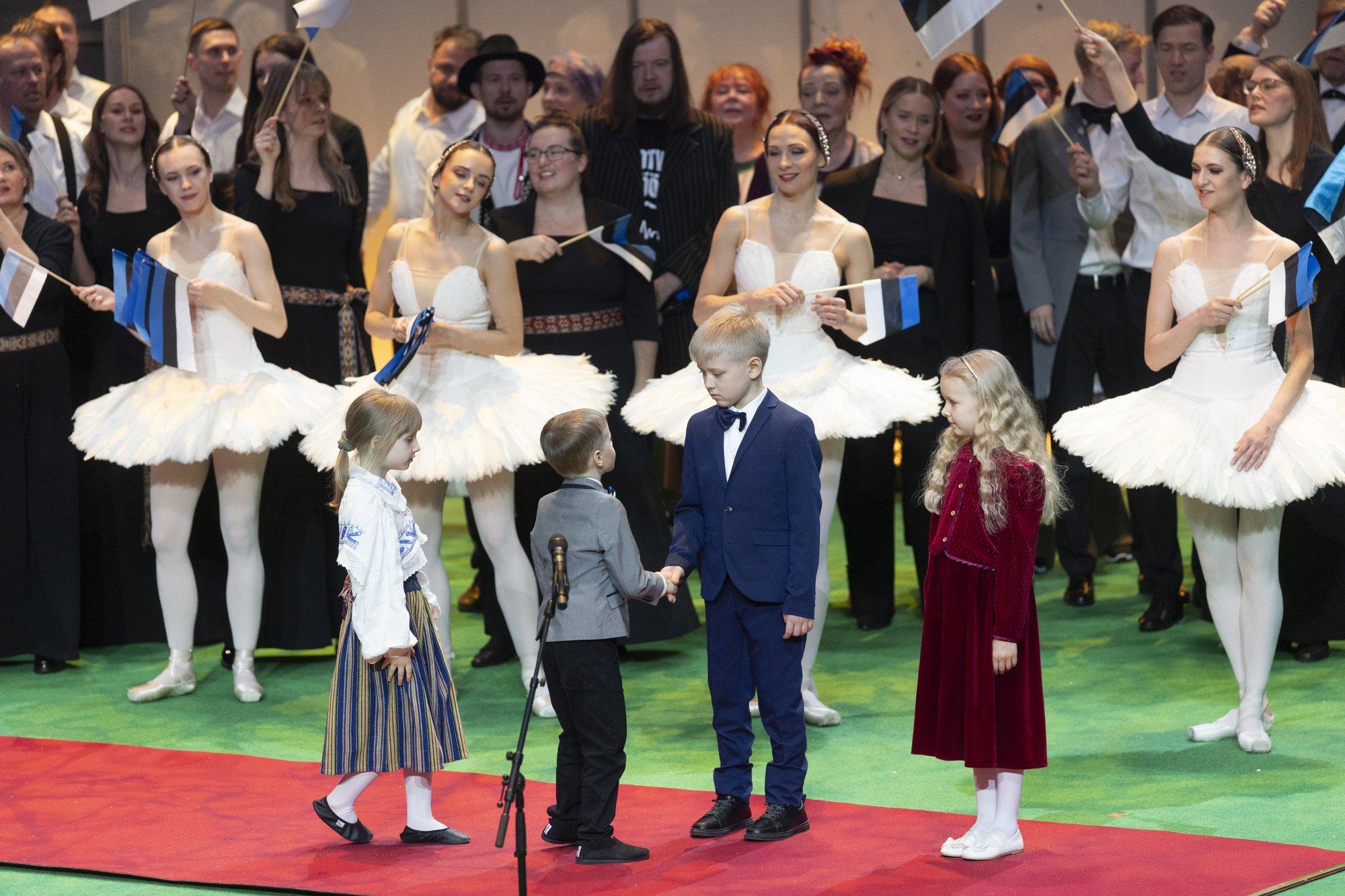 VIDEOD | Elmo Nüganen jagab kontsertetenduse osalistele kiidusõnu. Laval kaasalöönud lapsed muljetasid esinemisest