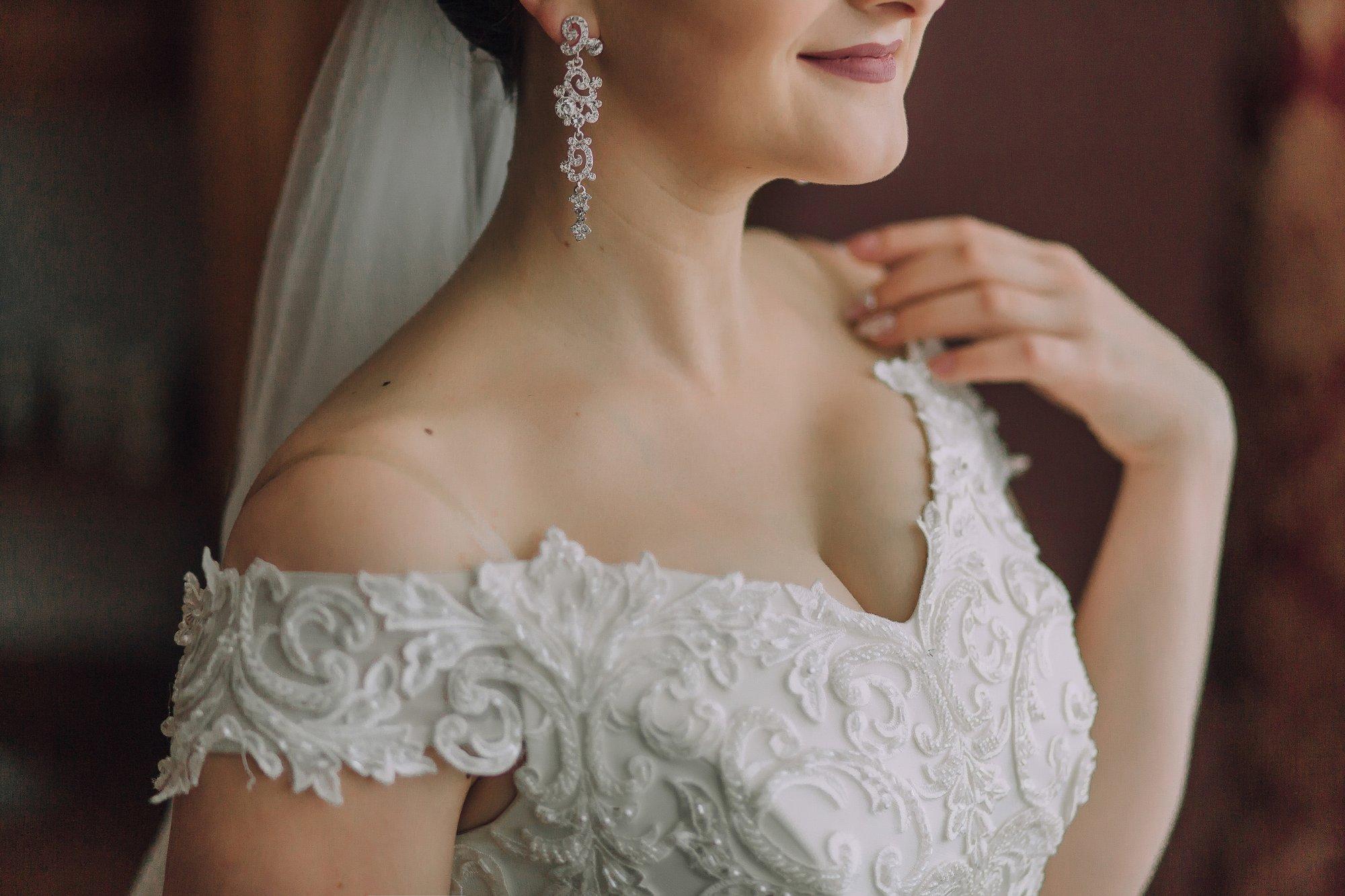 VIDEO | Naine lasi ümber teha oma vanaema pulmakleidi, et seda abielludes kanda. Lõpptulemus vallandas pahameeletormi