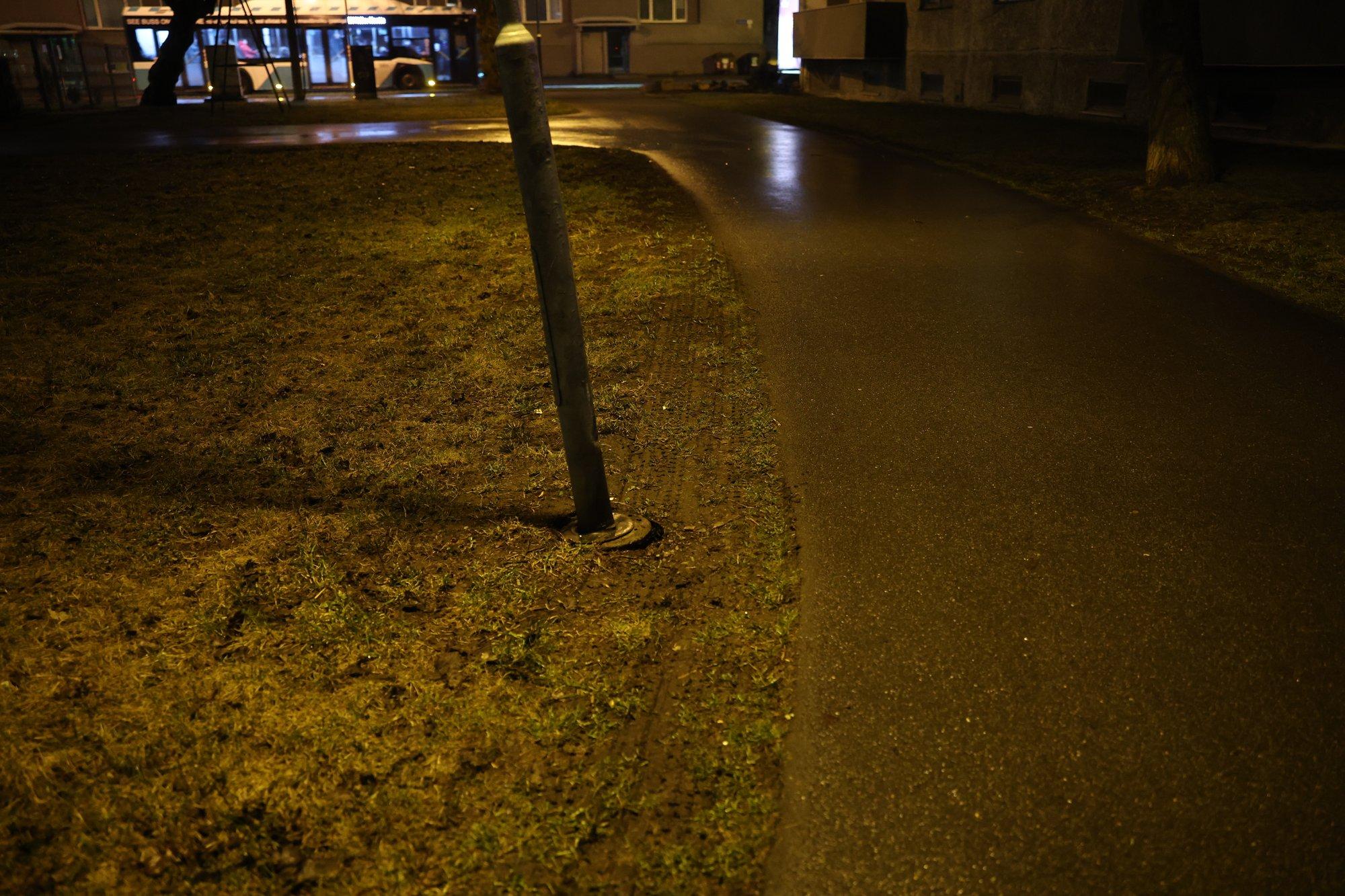 FOTOD | Tallinnas sõitis buss üle kõnnitee ja haljasala, lõhkudes tänavavalgustusposte