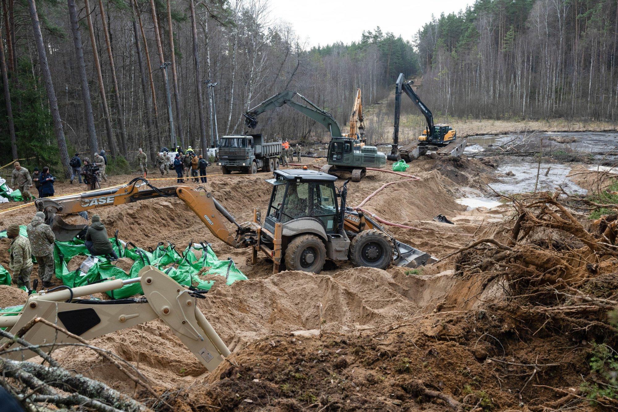 Leedus uppunud soomukist leiti kolme kadunud sõduri surnukehad