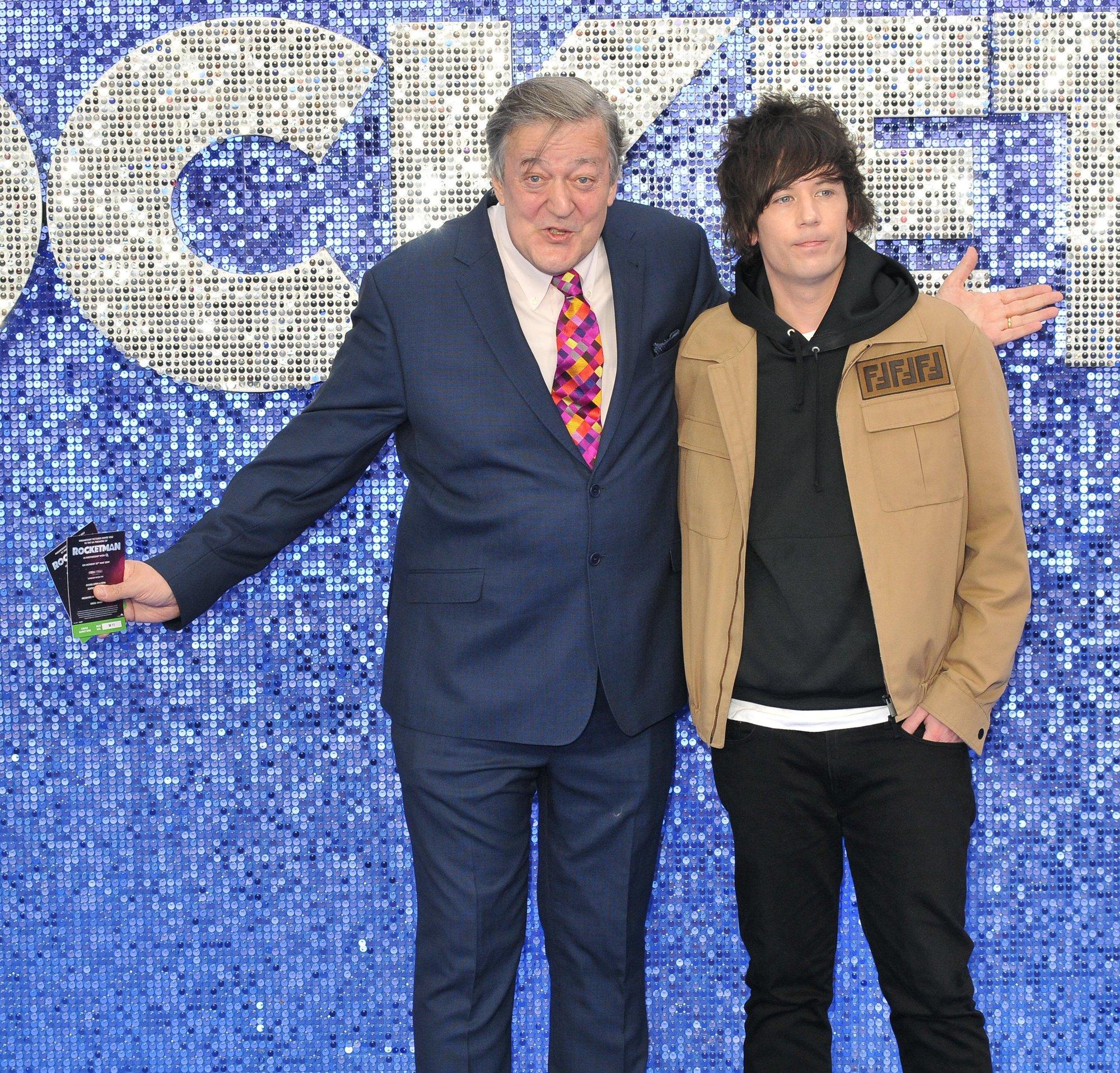 Endast 31 aastat noorema mehega abielus olev näitleja Stephen Fry selgitas, miks neid avalikult koos ei nähta