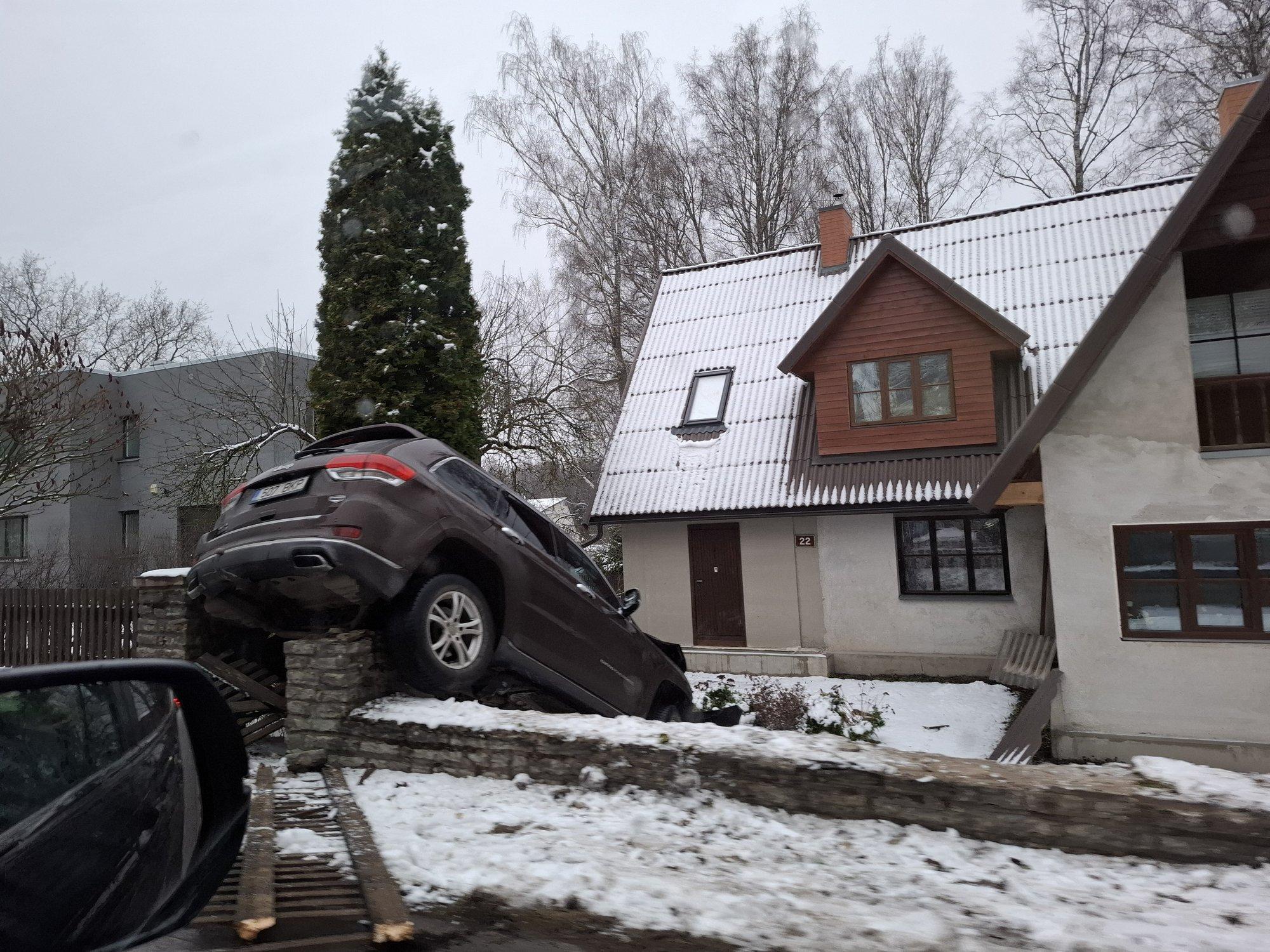 FOTOD | Nõmmel sõitis auto teelt välja posti otsa