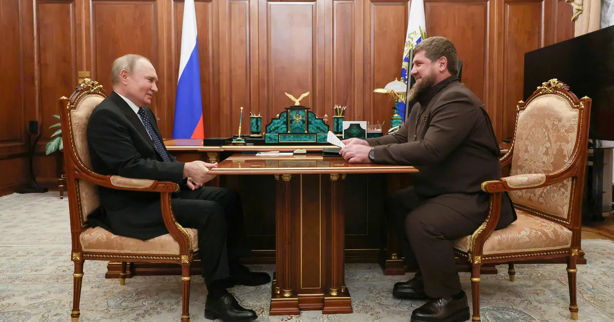 VERSIOON ⟩ Kadõrov jäi FSB-le vahele ning kardab oma pereliikmete ja raha pärast