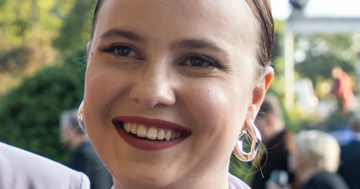 KUUM PILDISEERIA ⟩ Lauljanna Alika Milova viskas kuuma päikese all riided seljast