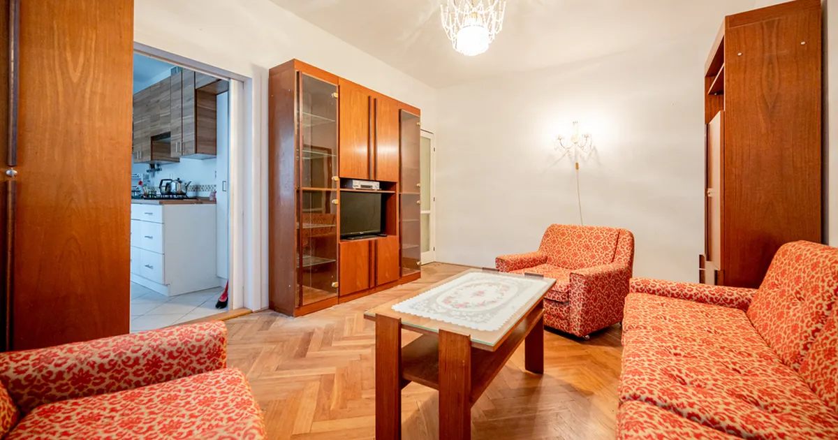 VIDEO ⟩ Põrandaalune saladus - perekond avastas basseini otse oma elutoast