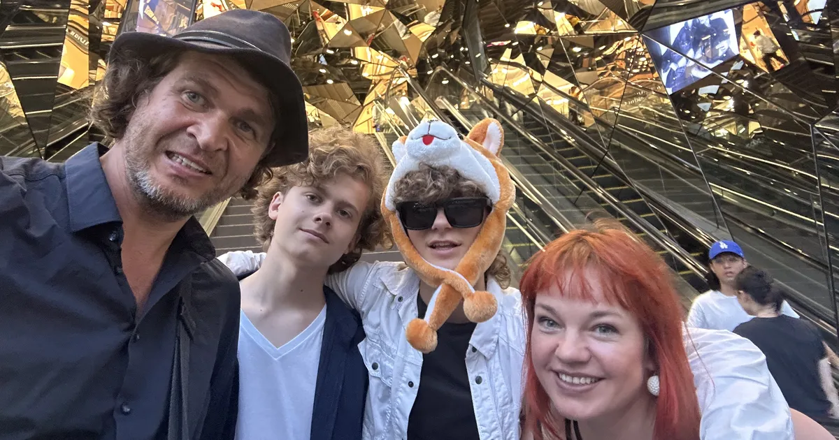 LÕBUS KLIPP ⟩ «Ärge võtkem rohkem õlut!» Tuuli Roosma ja Arbo Tammiksaare poeg oli sunnitud vanemaid kantseldama